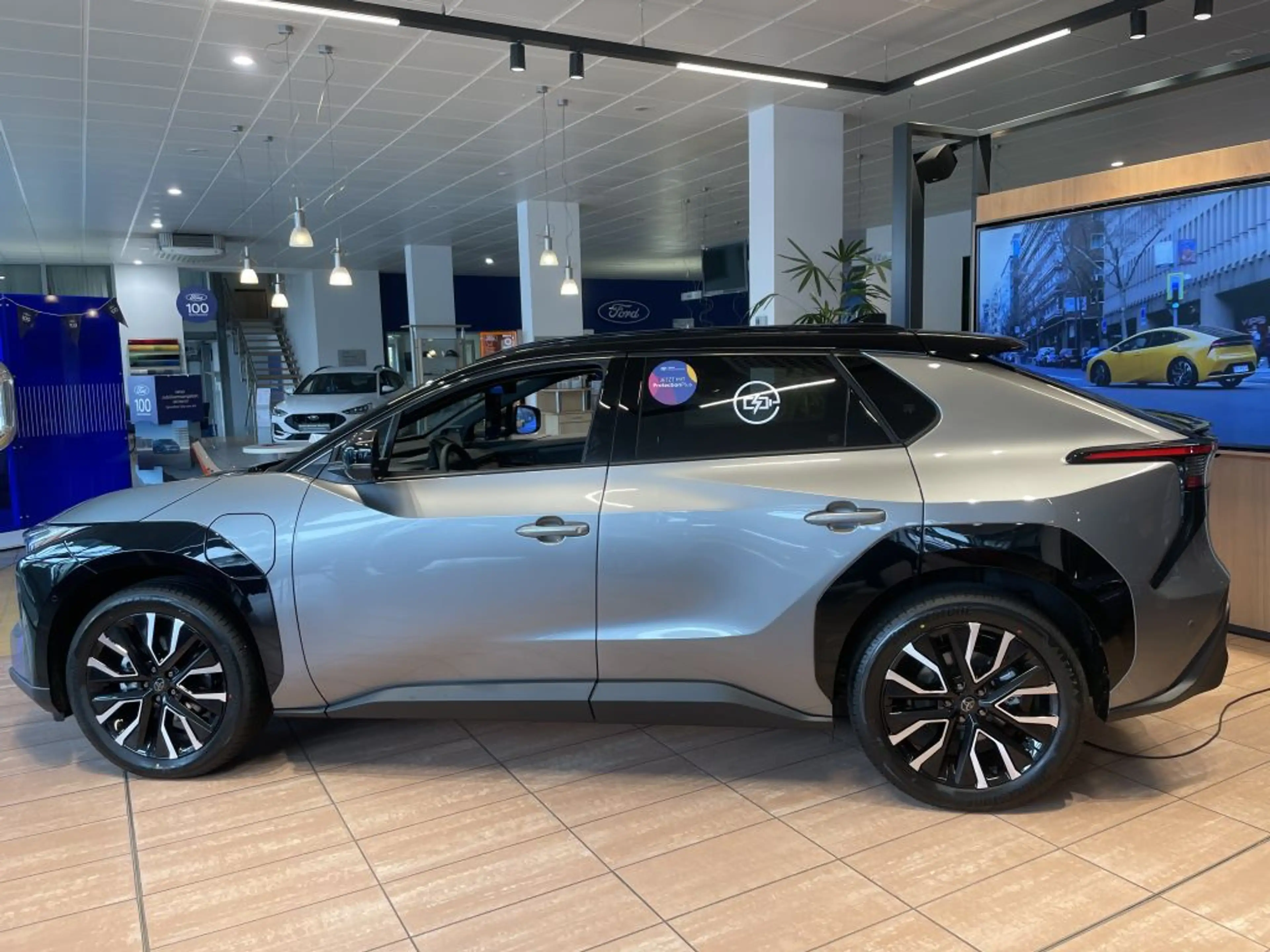 Toyota bZ4X AWD Lounge — photo 4