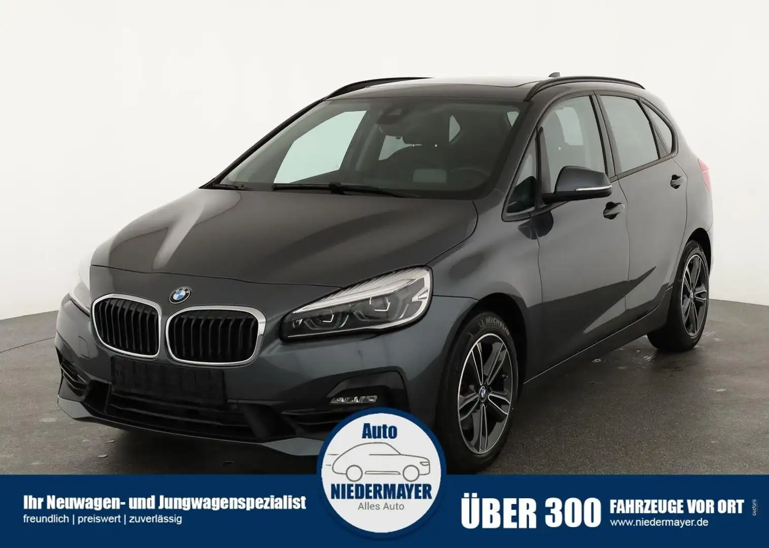 BMW 220 i Active Tourer Sport Line, AHK, LED, Navi, Kamera Grau - 1