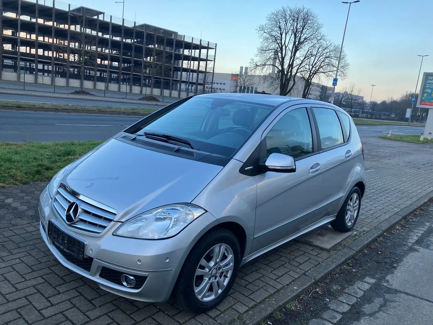 Mercedes-Benz A 180 -Automatik-Teilleder-PDC-SHz Silber - 2