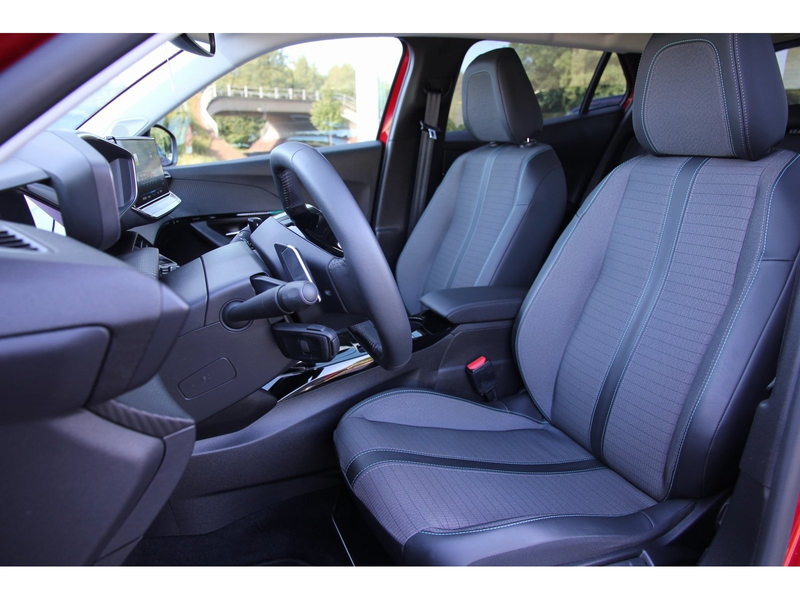 Peugeot 2008 Allure Pack PT 130 EAT8 Carplay LED Navi — photo 11