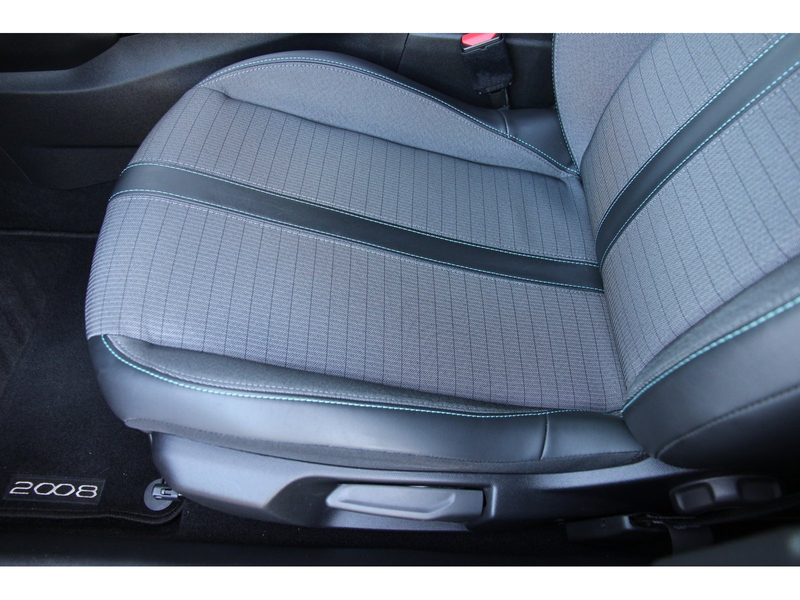 Peugeot 2008 Allure Pack PT 130 EAT8 Carplay LED Navi — photo 13