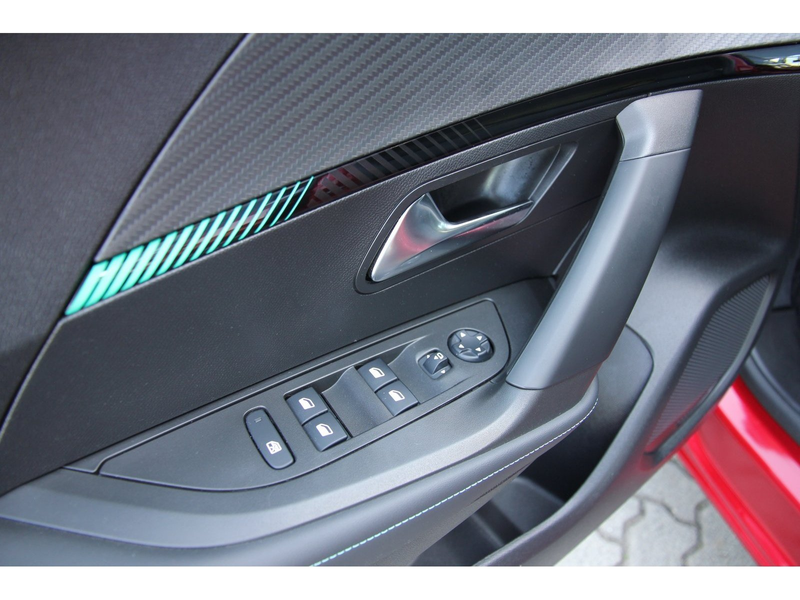 Peugeot 2008 Allure Pack PT 130 EAT8 Carplay LED Navi — photo 15