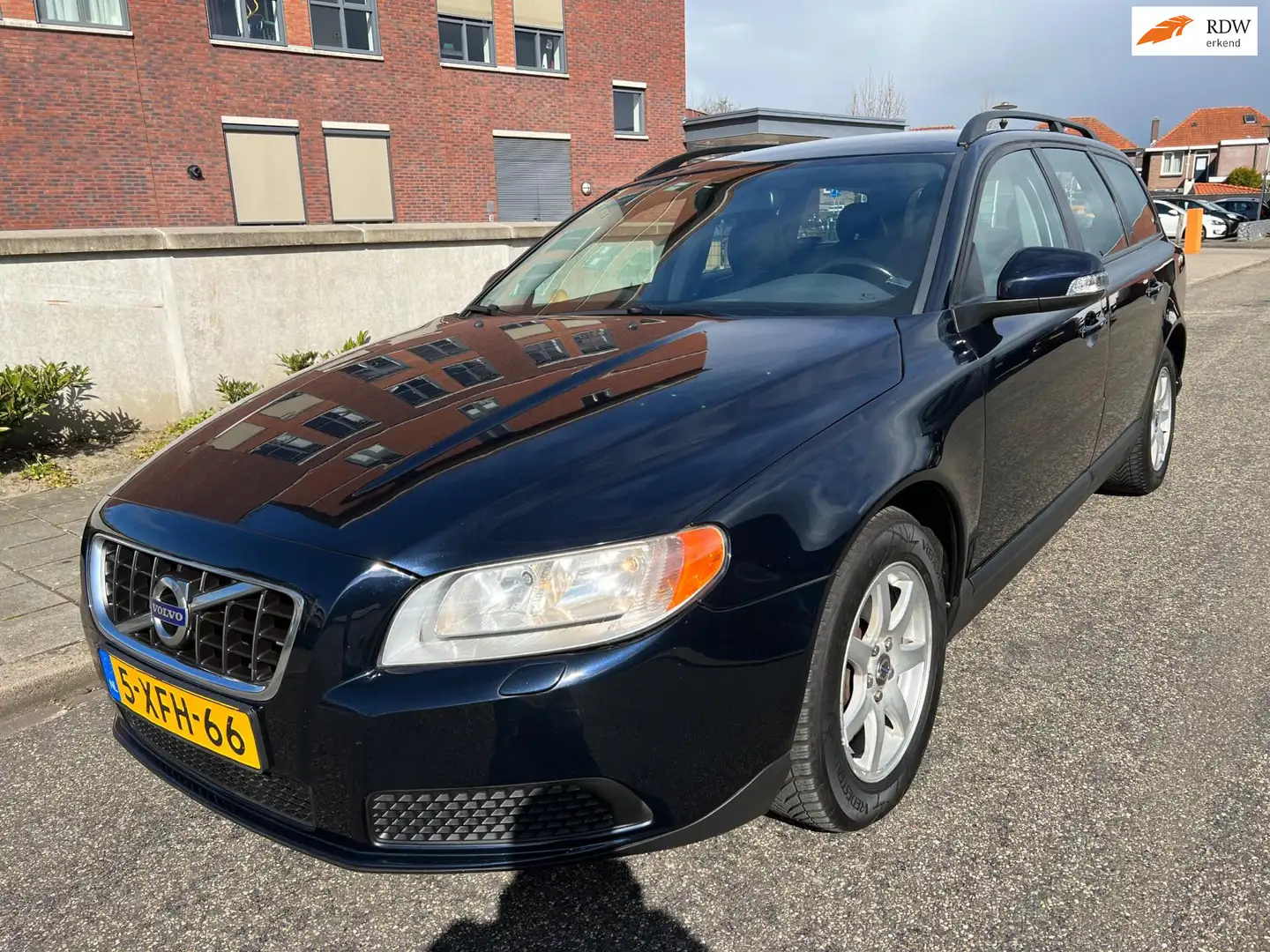 Volvo V70 2.5T Momentum AUT /Airco/Cruise/LMV/Elek. Pakket Mavi - 1