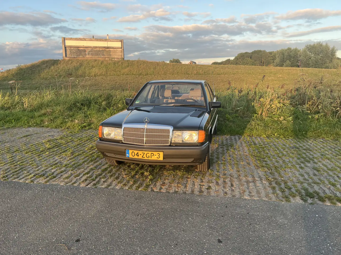 Mercedes-Benz 190 E - 1