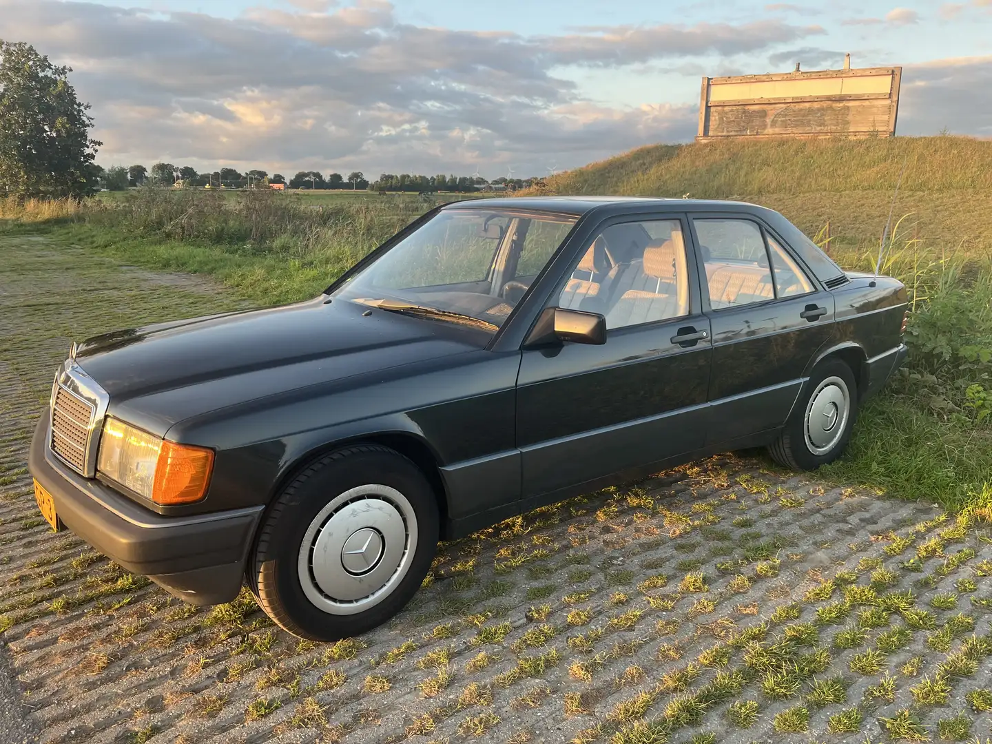 Mercedes-Benz 190 E - 2