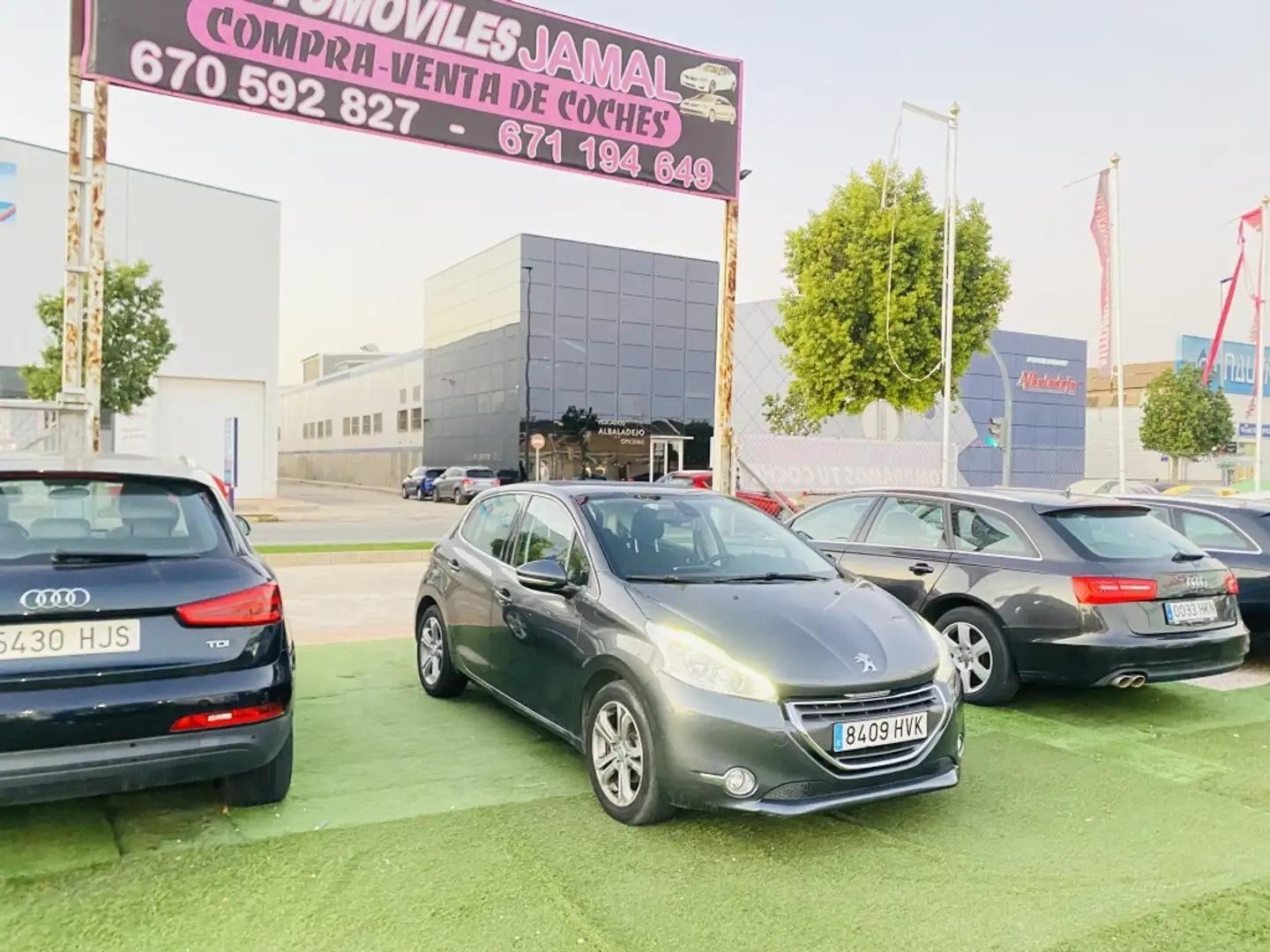 Peugeot 208 1.2 VTi Allure Gris - 1