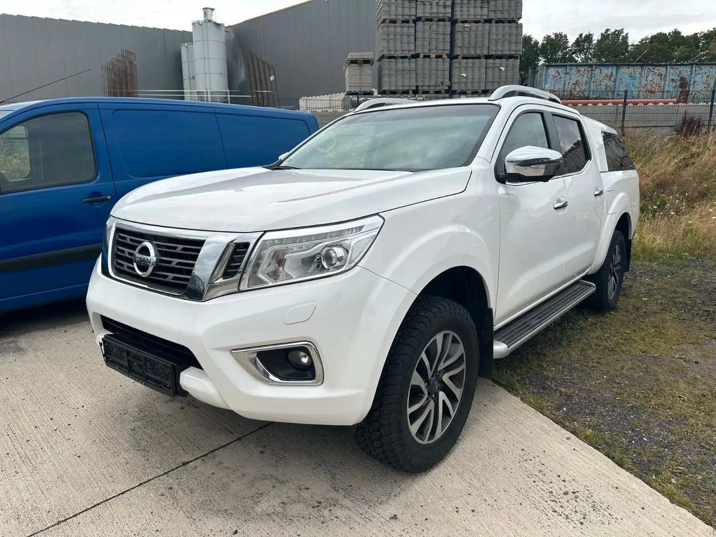 Nissan Navara NP300 N-Connecta Double Cab 4x4 White - 2