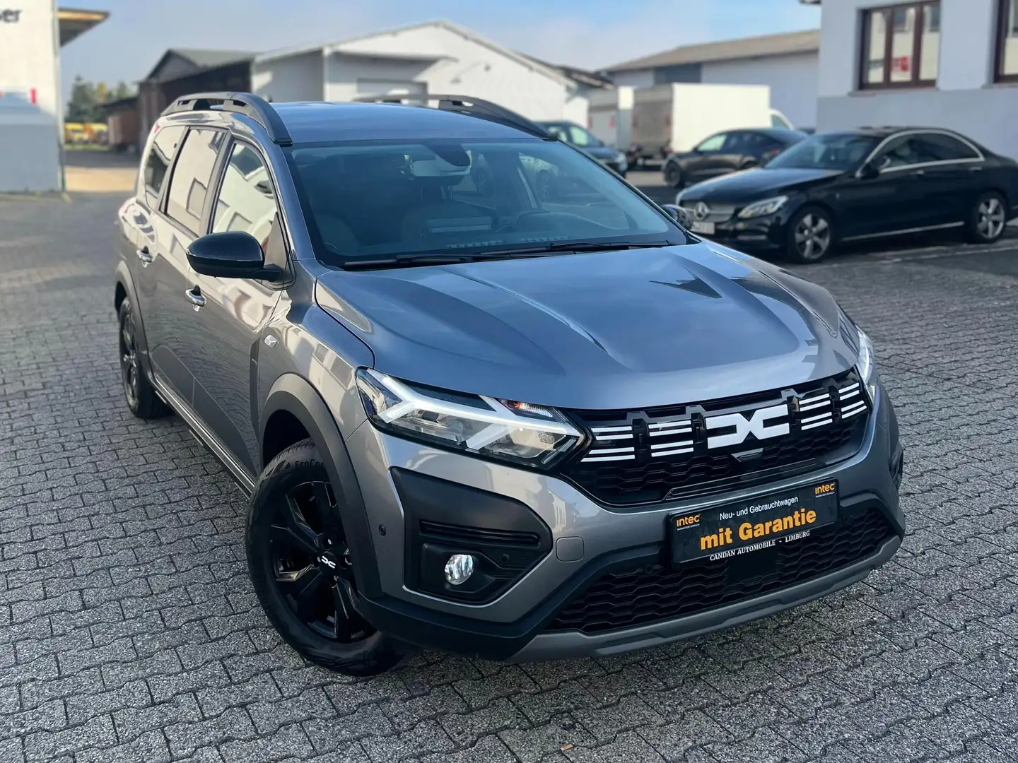 Dacia Jogger Extreme *7SITZER*AHK*140PS Grau - 2
