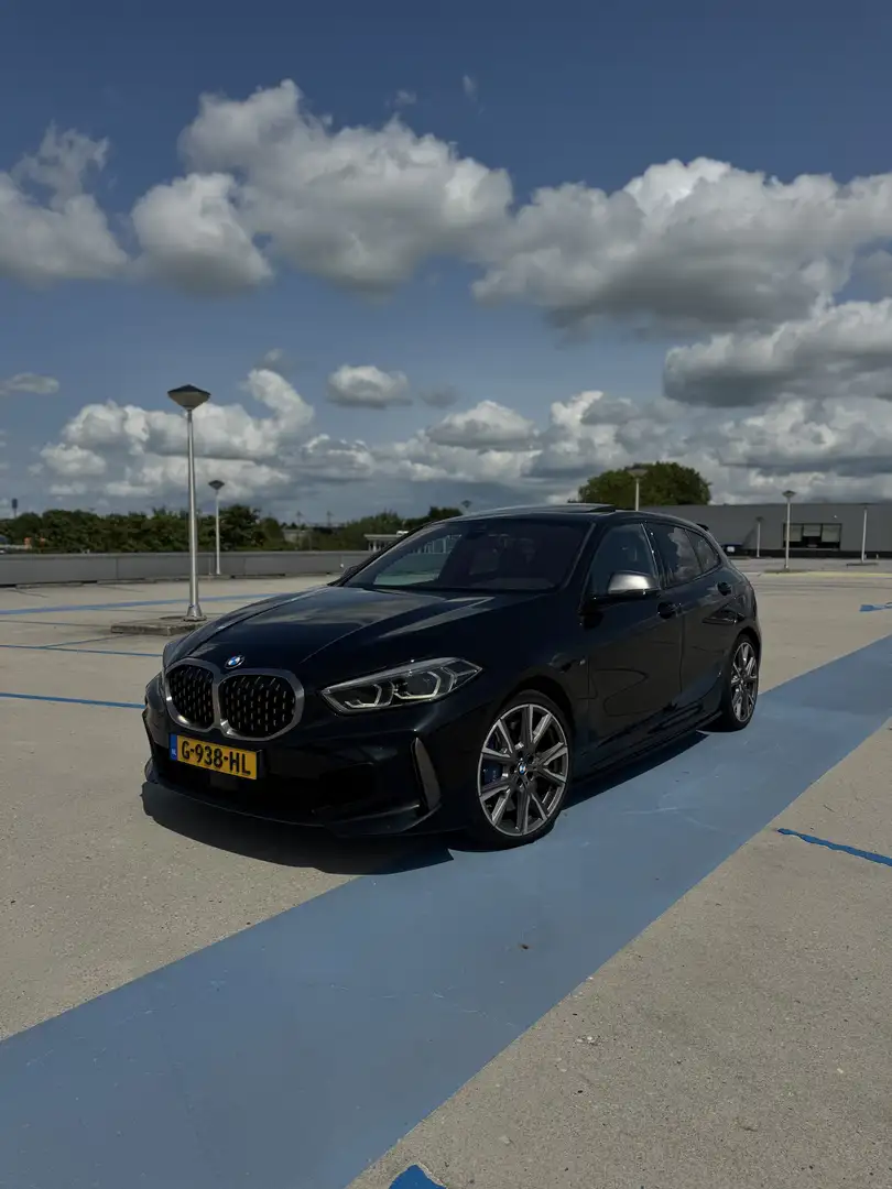 BMW 135 BMW 135 1-serie M135i xDrive High Executive|306PK Zwart - 1