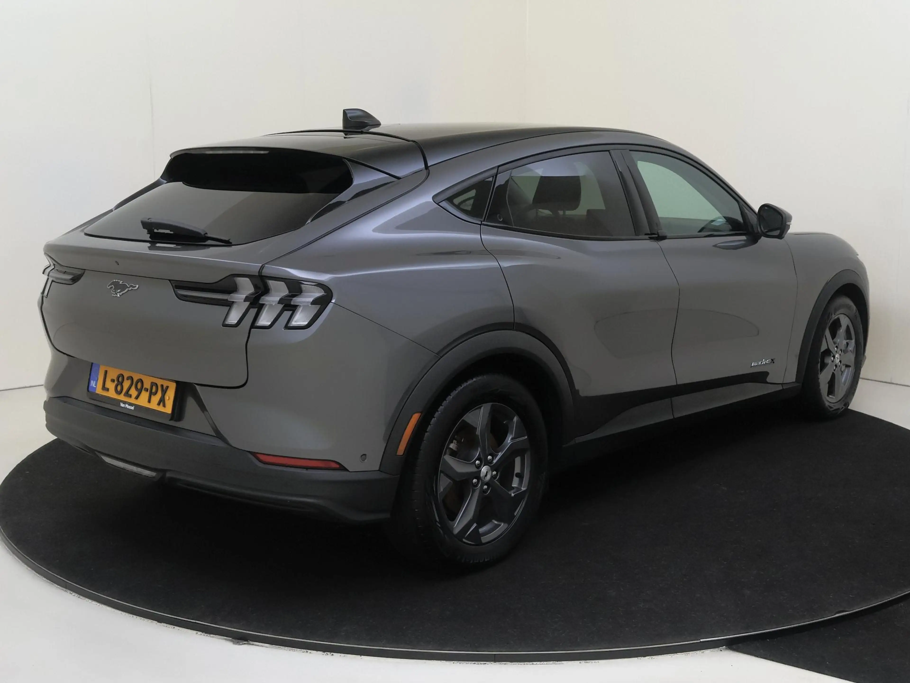 Ford Mustang Mach-E Extended RWD 98 kWh | navigatie | clima | LM velge — photo 4