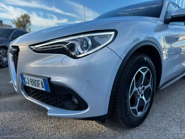 Alfa Romeo Stelvio view 3