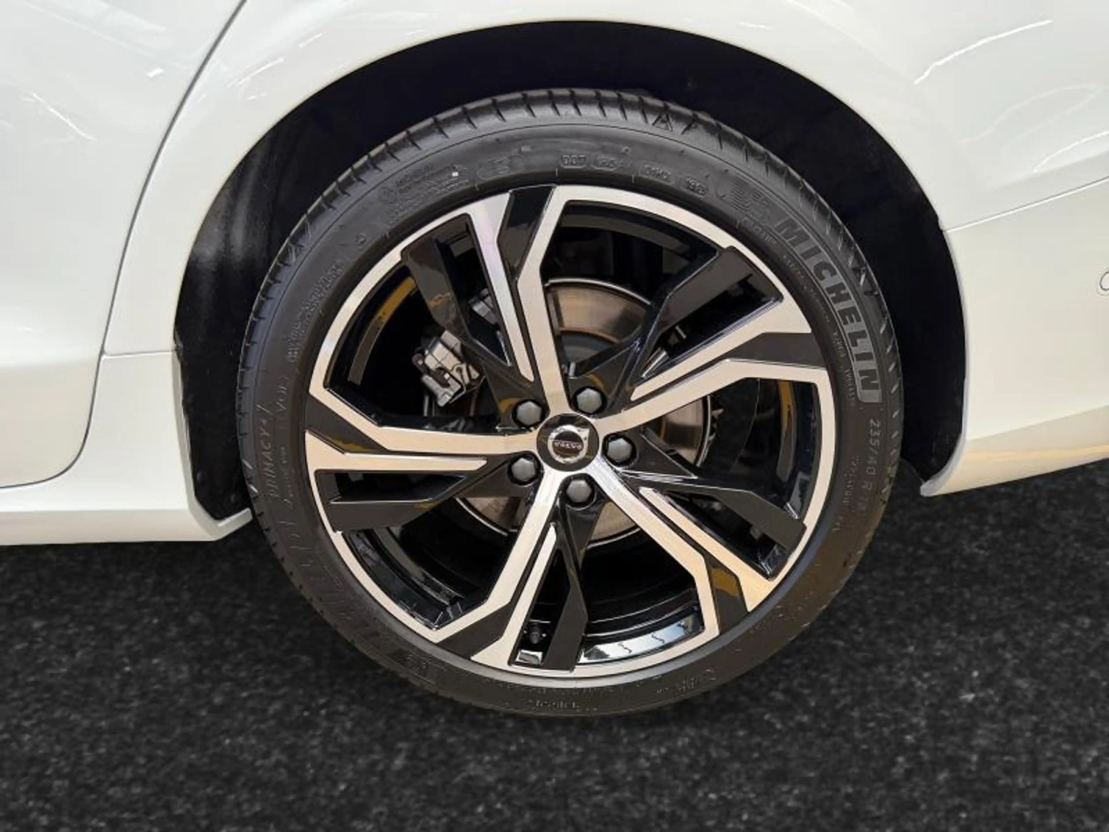 Volvo V60 B4 Ultra Dark / Essence — photo 14