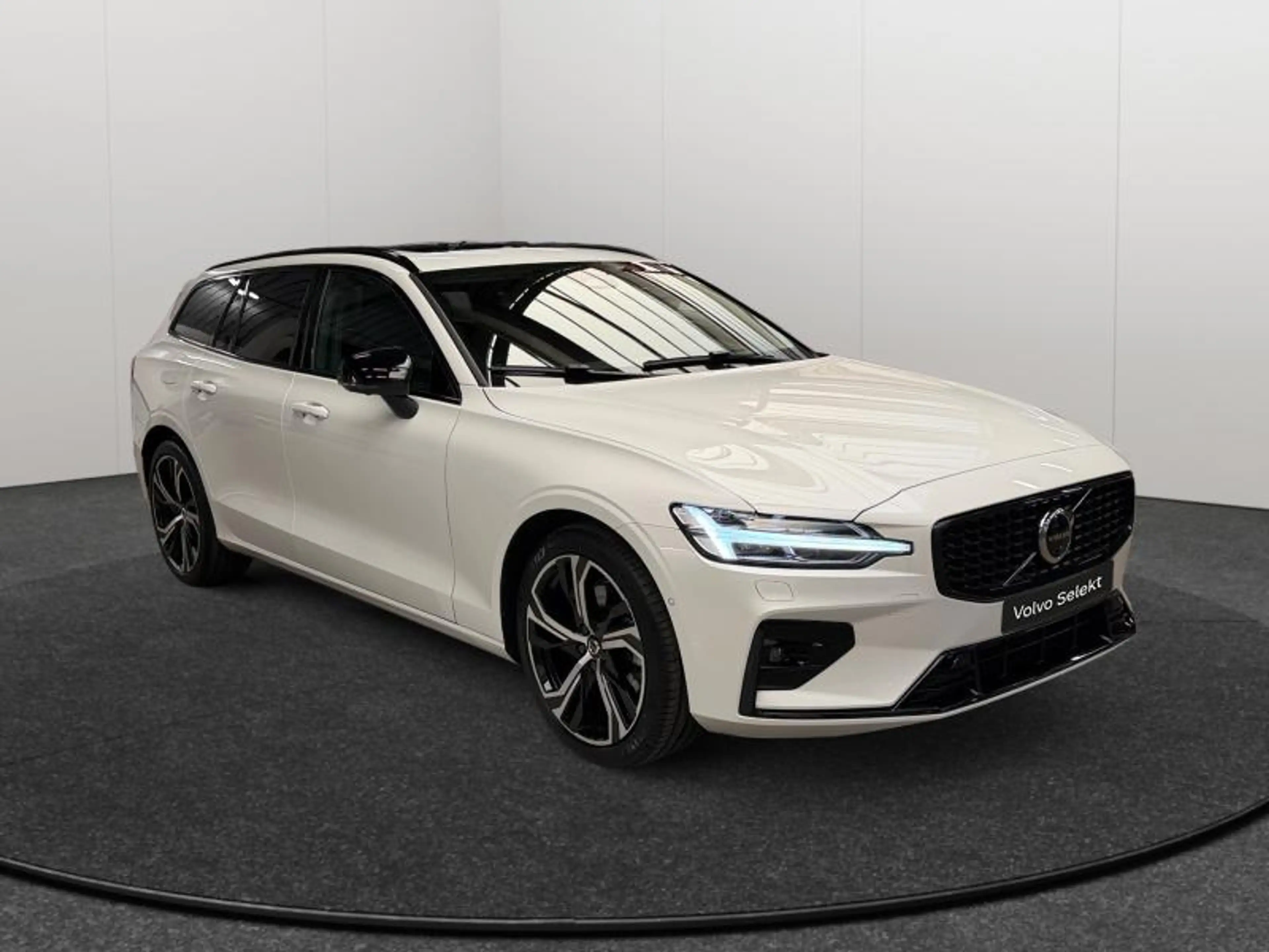 Volvo V60 B4 Ultra Dark / Essence — photo 7