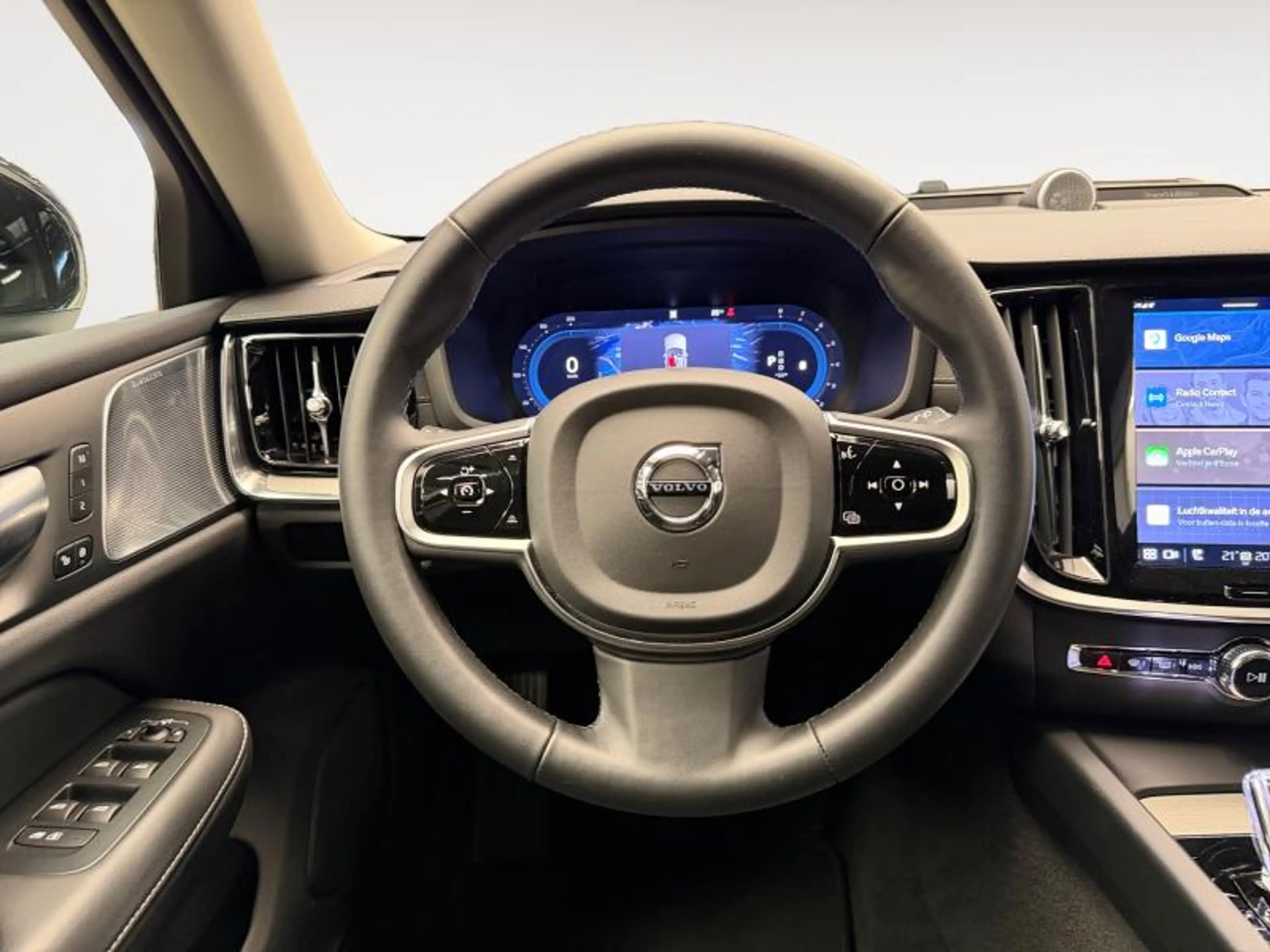 Volvo V60 B4 Ultra Dark / Essence — photo 12