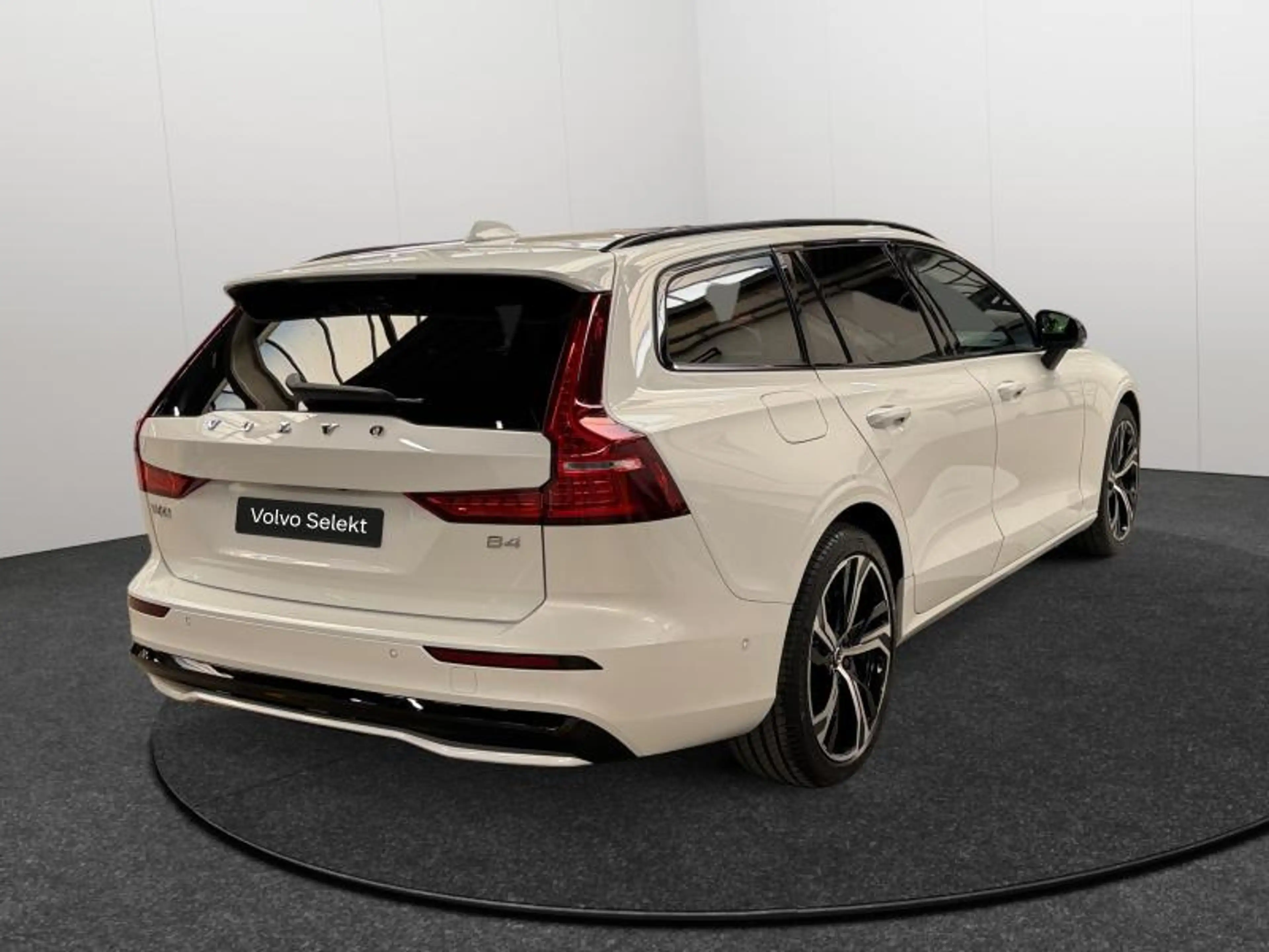 Volvo V60 B4 Ultra Dark / Essence — photo 5