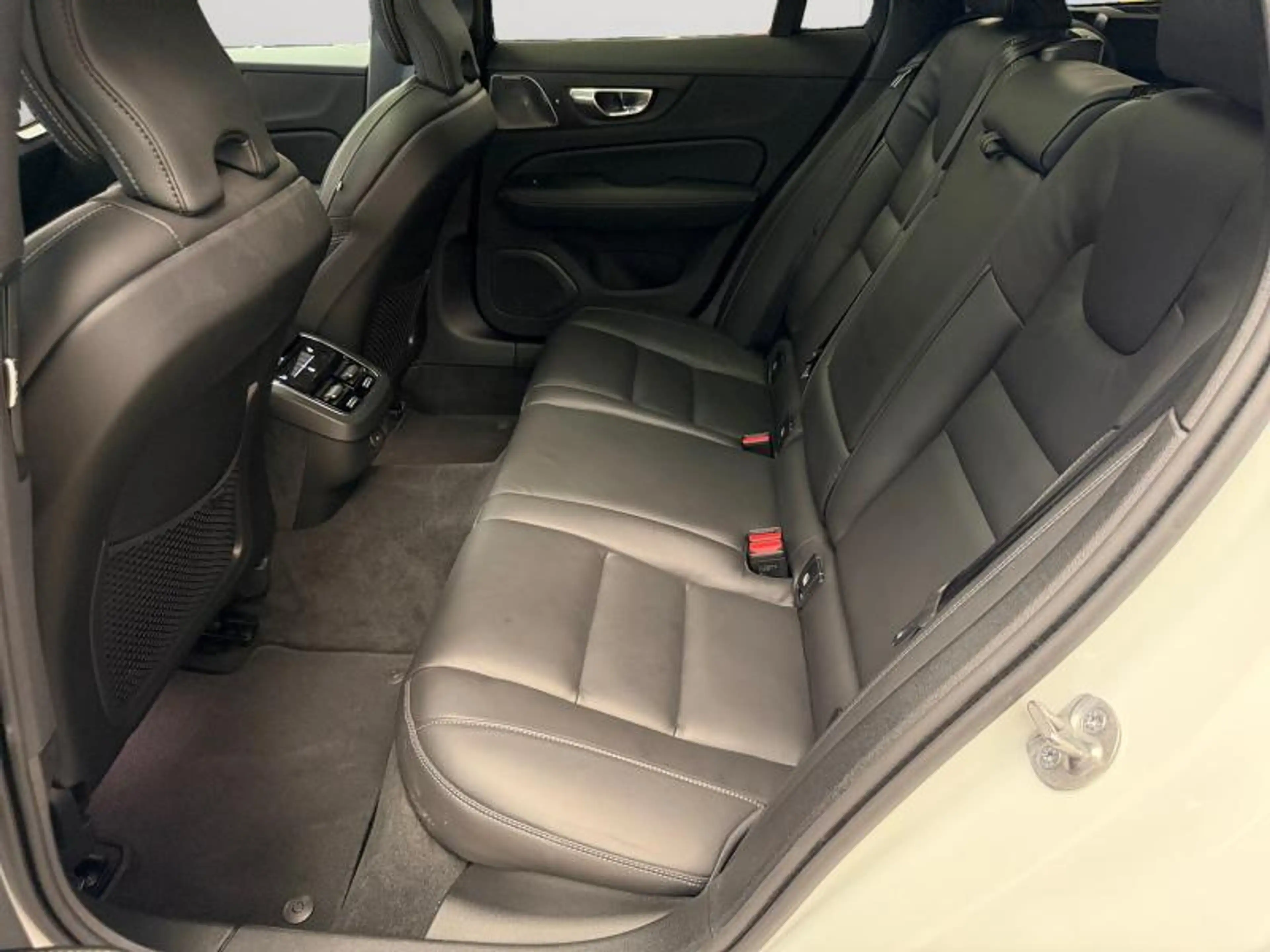 Volvo V60 B4 Ultra Dark / Essence — photo 13
