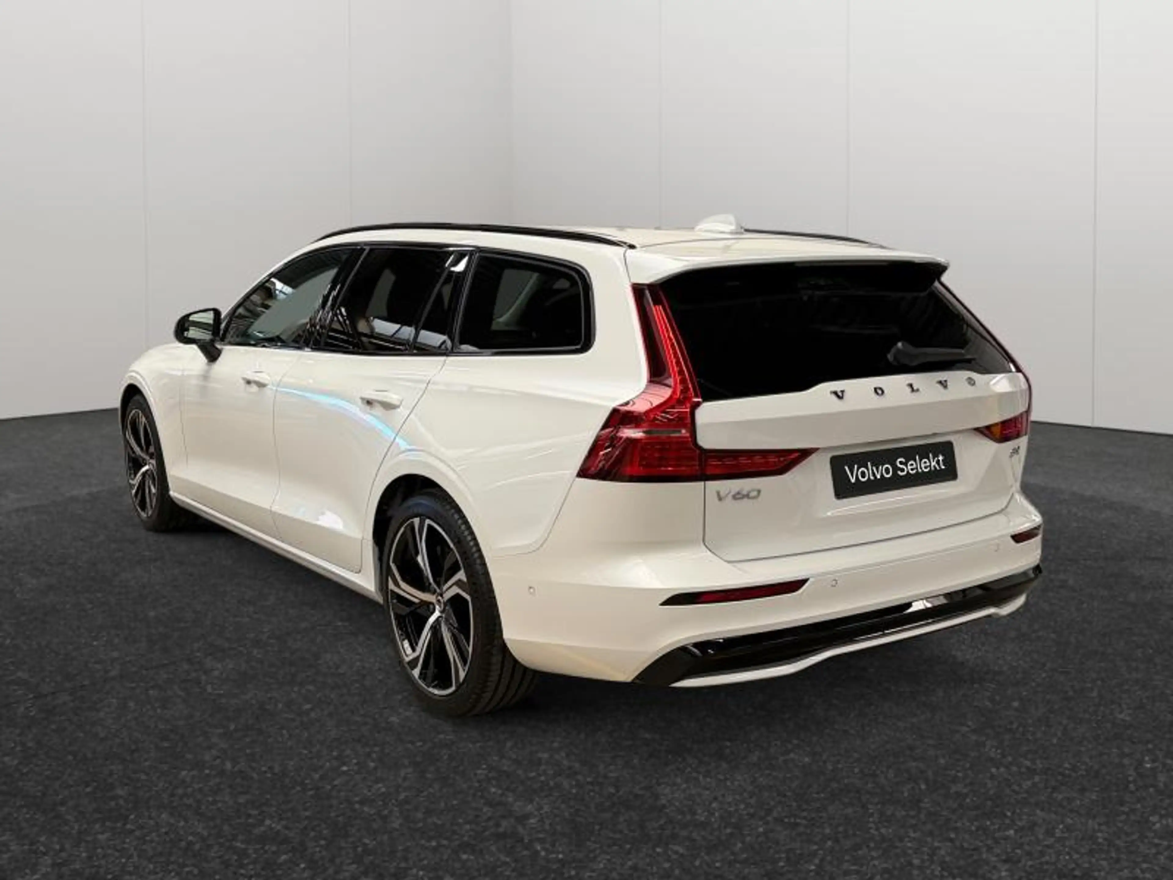 Volvo V60 B4 Ultra Dark / Essence — photo 3