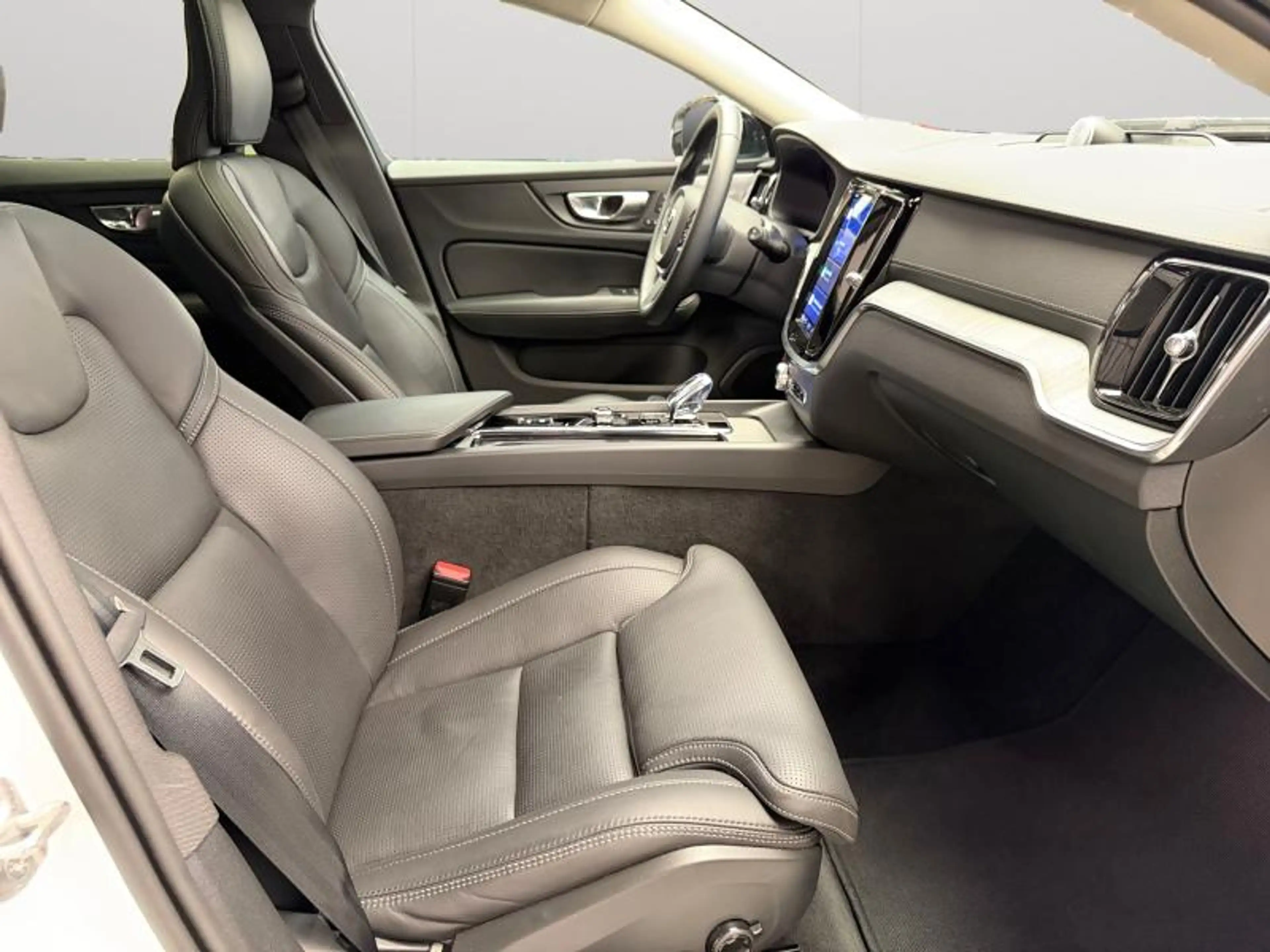 Volvo V60 B4 Ultra Dark / Essence — photo 15