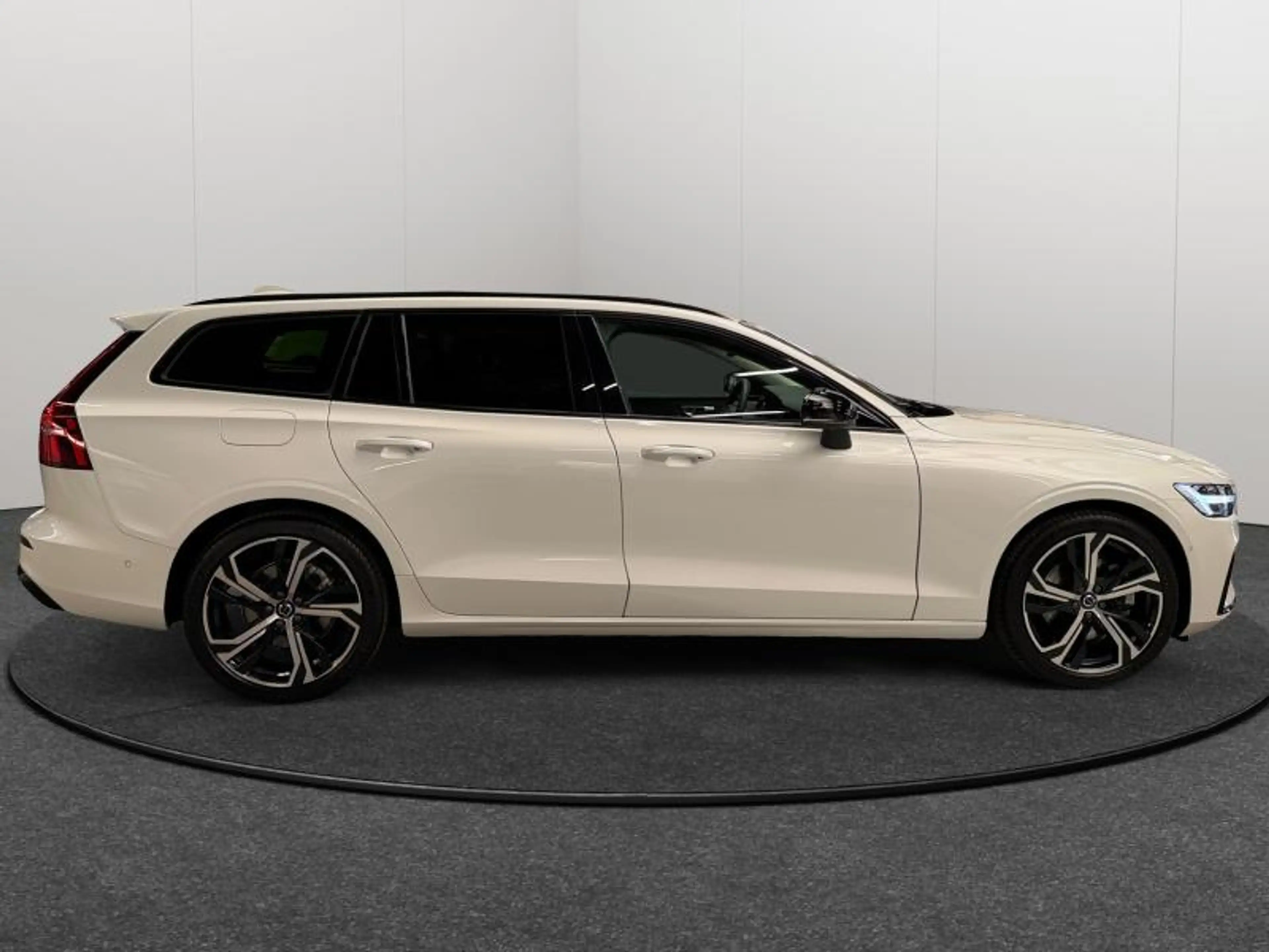 Volvo V60 B4 Ultra Dark / Essence — photo 6