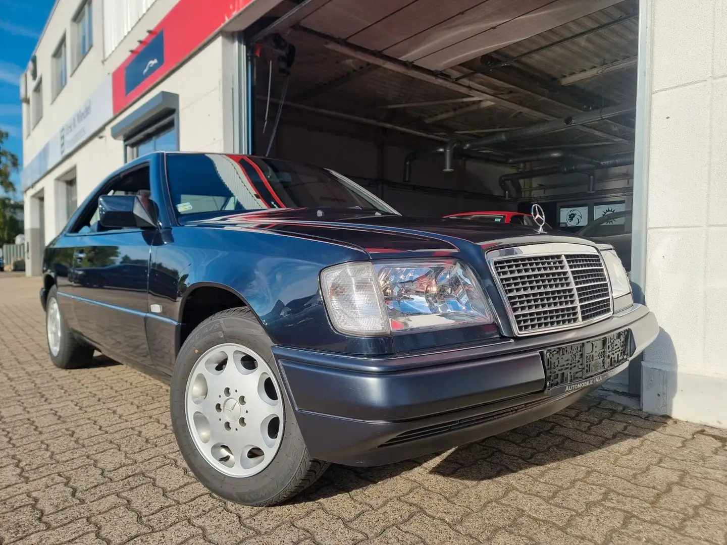 Mercedes-Benz E 200 Coupe / 2- Hand/HU Neu/Klima Noir - 2