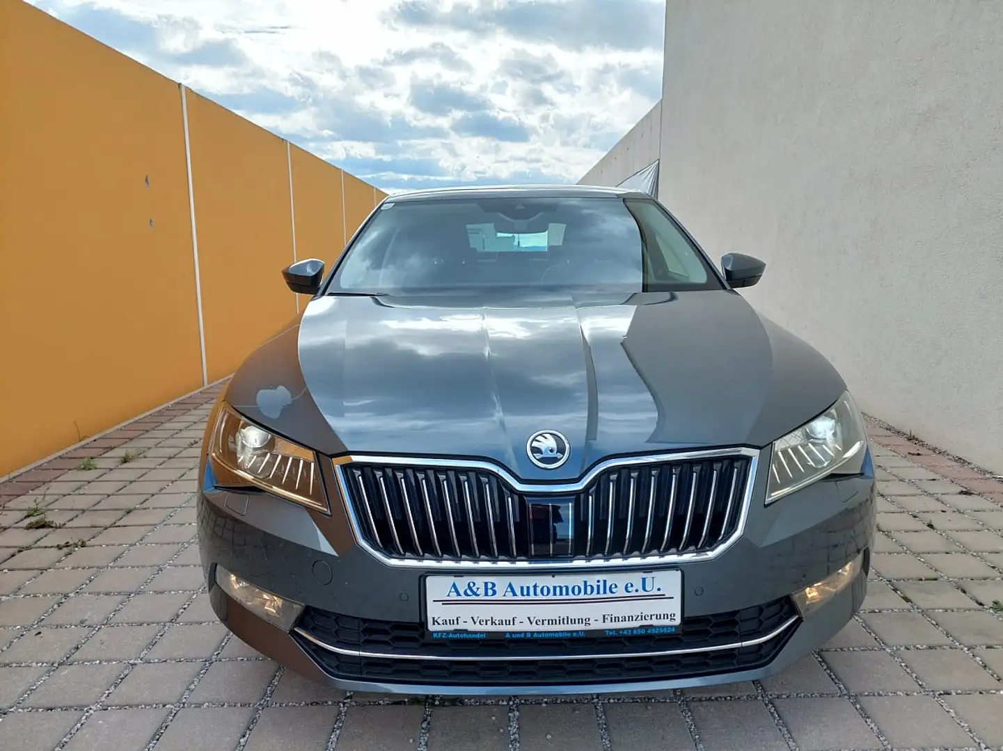 Skoda Superb 2,0 TDI Style DSG Erster Besitz Grau - 2