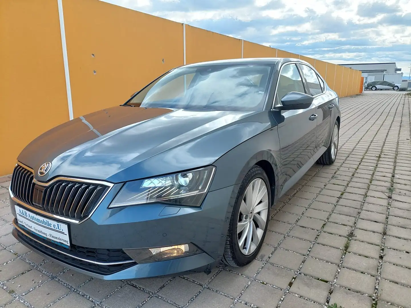 Skoda Superb 2,0 TDI Style DSG Erster Besitz Grau - 1