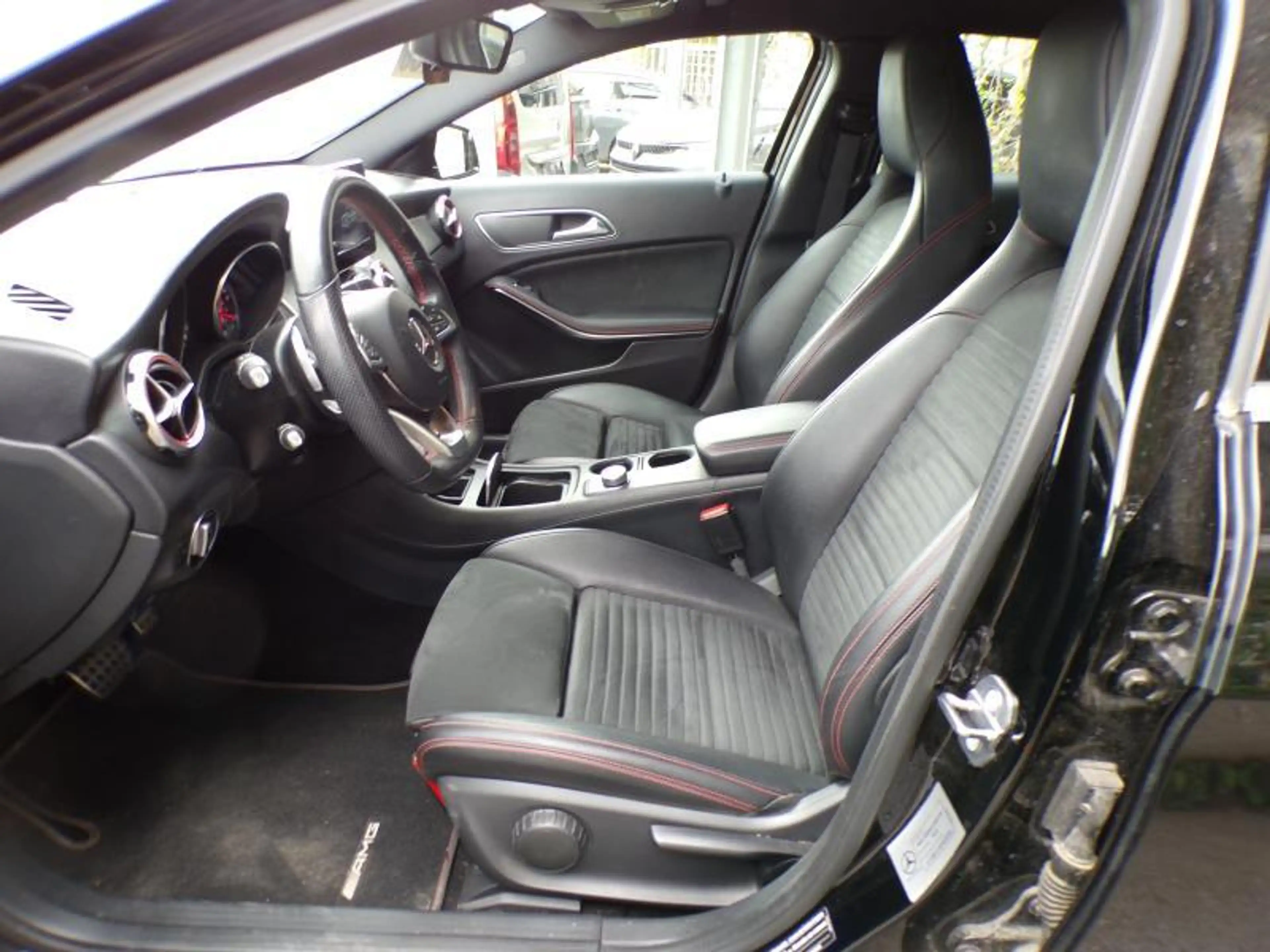 Mercedes-Benz GLA 180 1.6 122cv Automatique noir 11/19 84921km Airco — photo 6