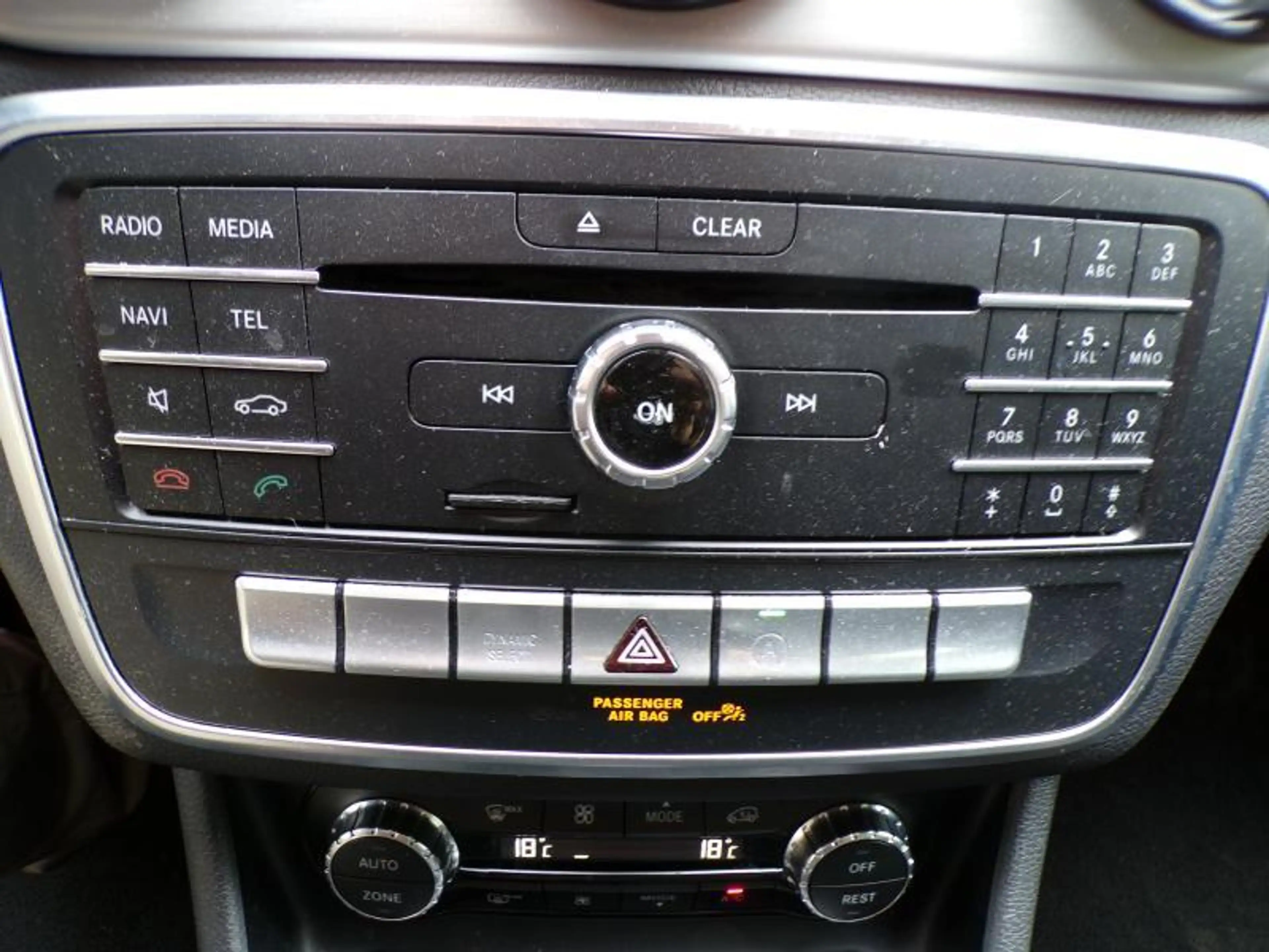 Mercedes-Benz GLA 180 1.6 122cv Automatique noir 11/19 84921km Airco — photo 10