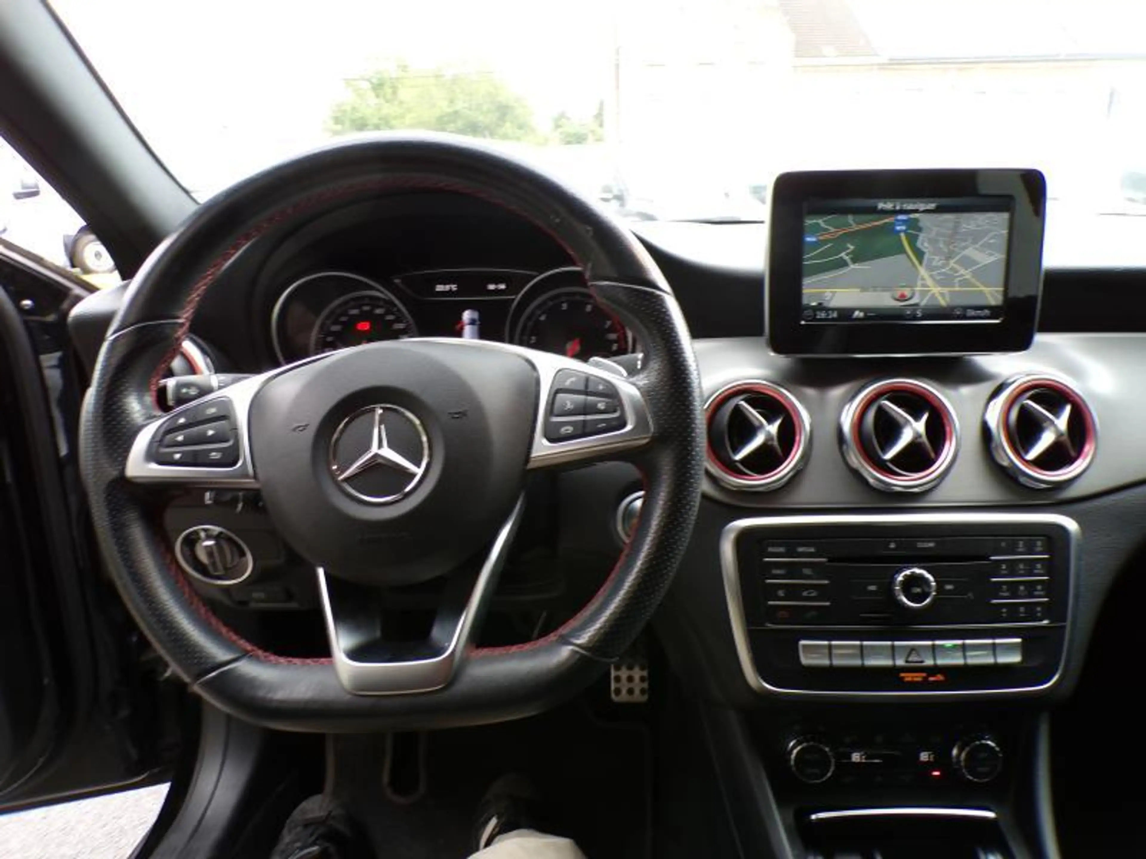 Mercedes-Benz GLA 180 1.6 122cv Automatique noir 11/19 84921km Airco — photo 8