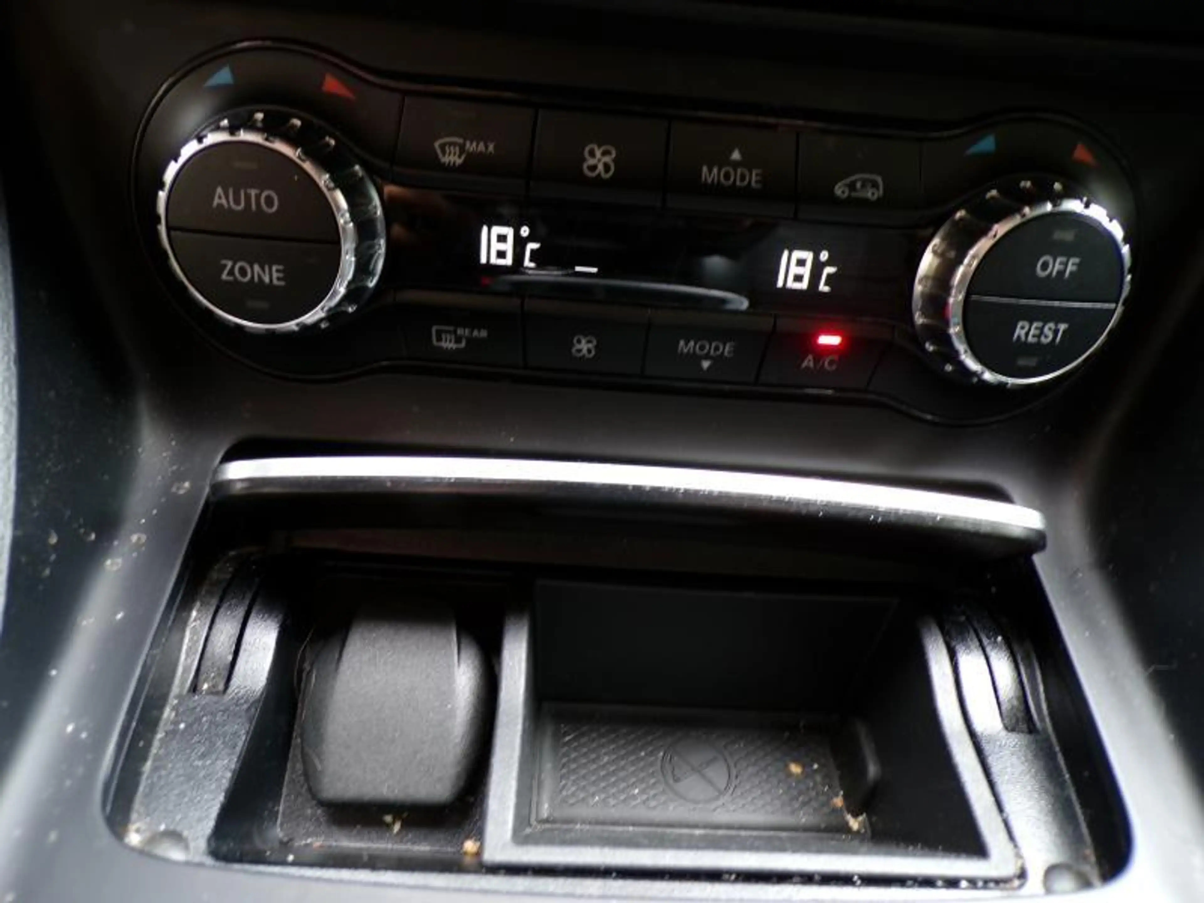 Mercedes-Benz GLA 180 1.6 122cv Automatique noir 11/19 84921km Airco — photo 12