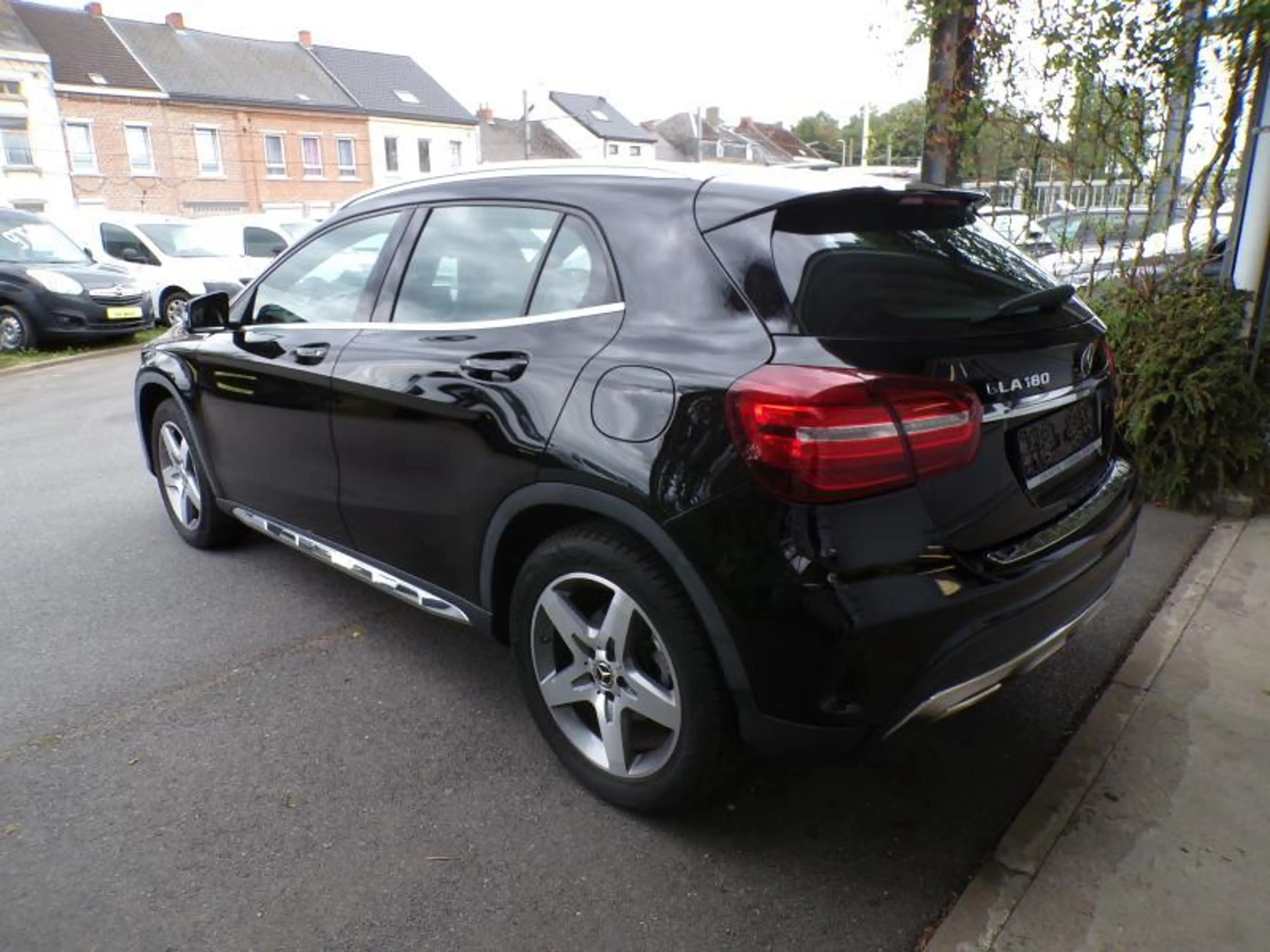 Mercedes-Benz GLA 180 1.6 122cv Automatique noir 11/19 84921km Airco — photo 5