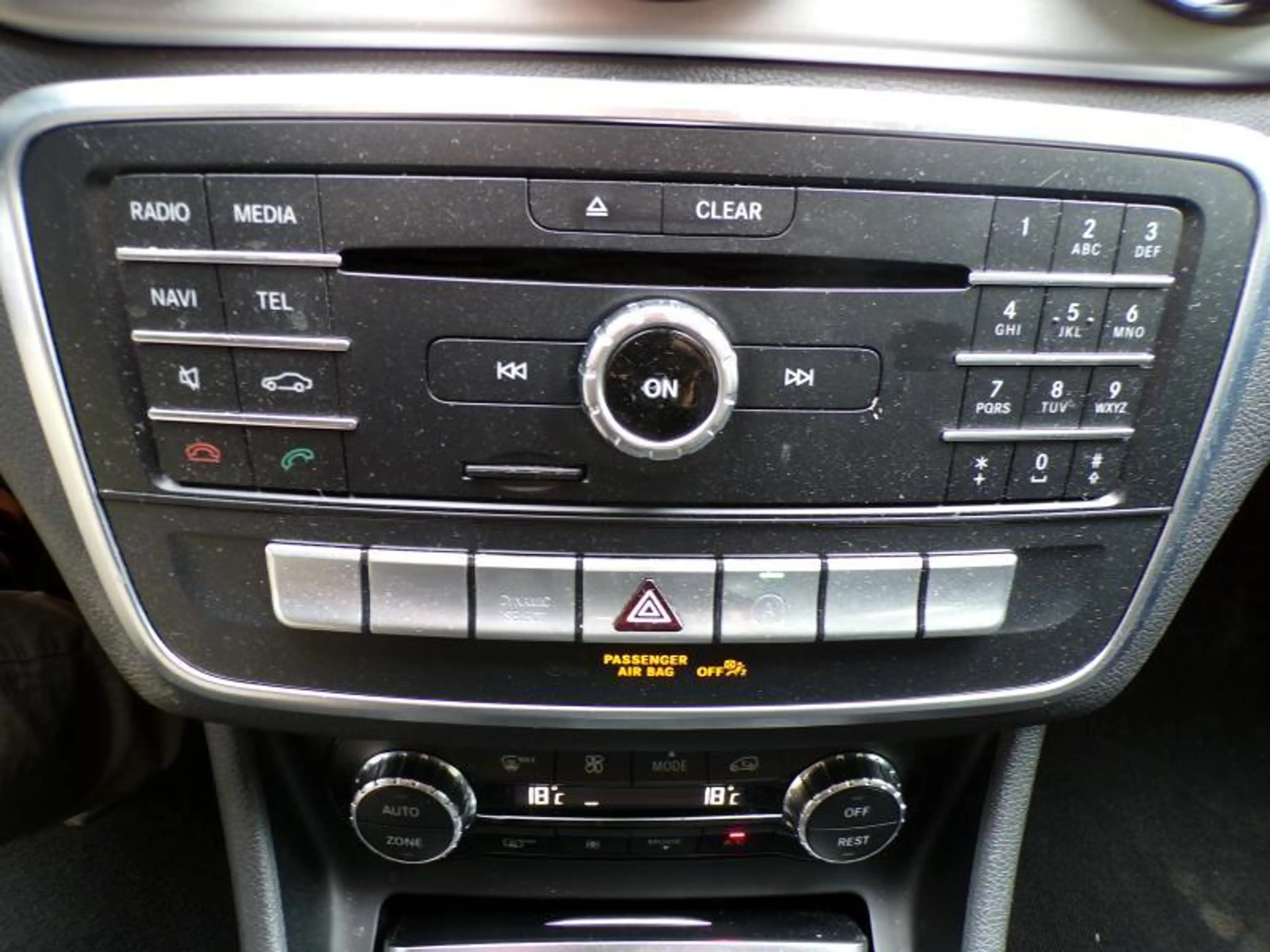 Mercedes-Benz GLA 180 1.6 122cv Automatique noir 11/19 84921km Airco — photo 11