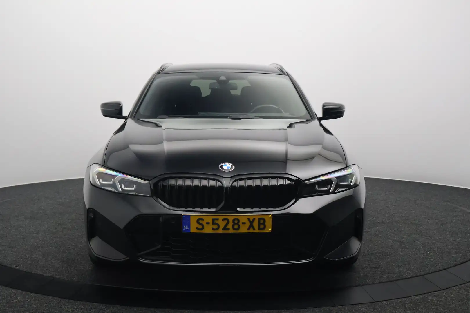 BMW 320 3-serie Touring 320i M Sport | Led | Leer | Sports Zwart - 2