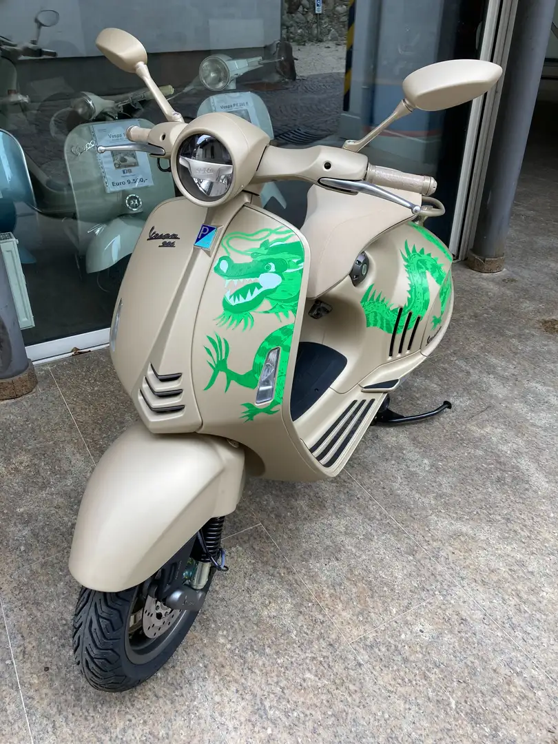 Vespa 946 Dragon Limited Edition Gold - 1