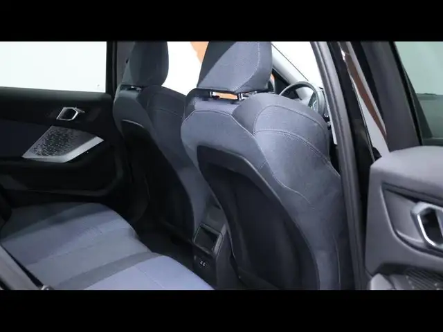 BMW 1 Series view 13