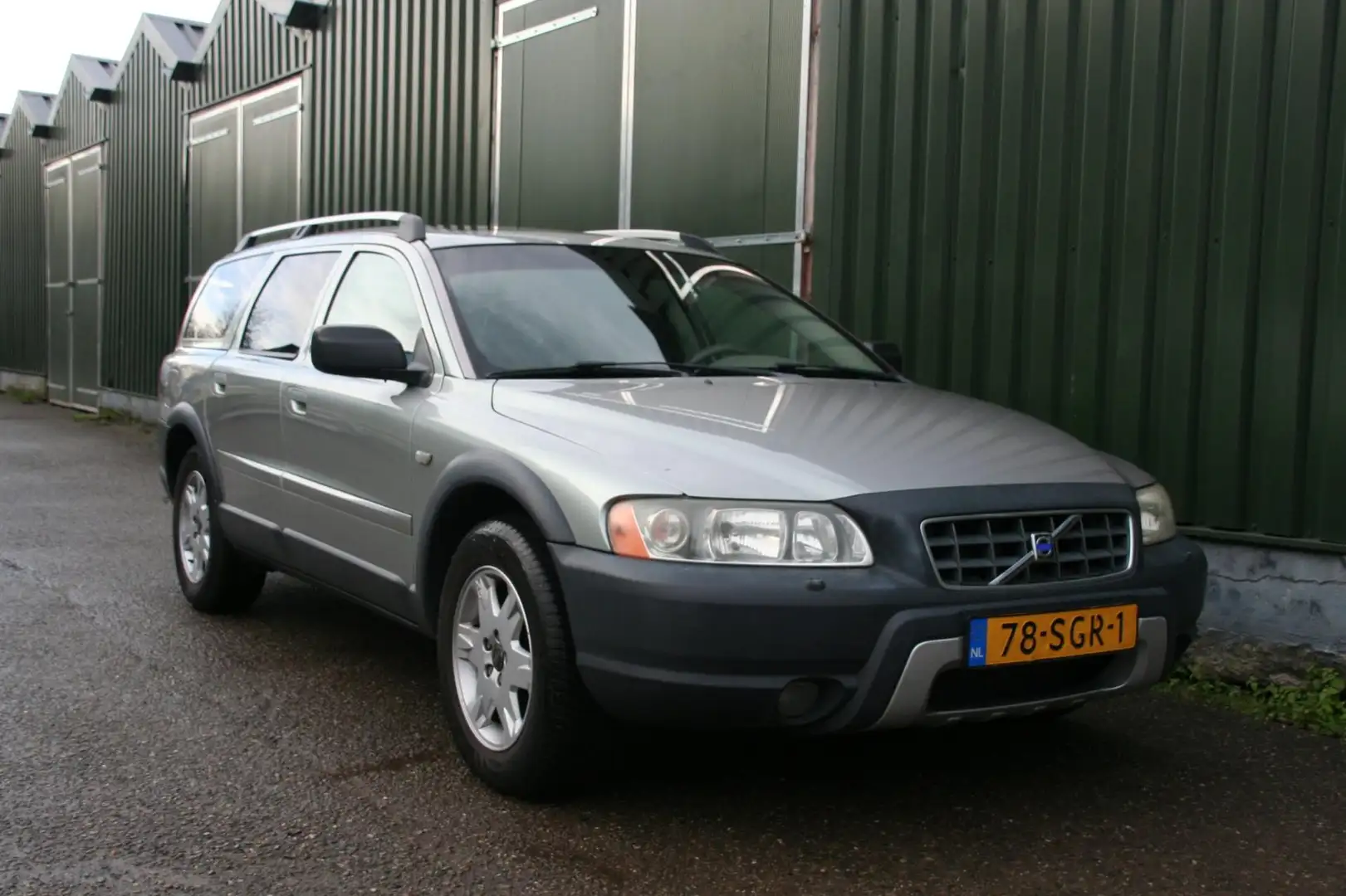 Volvo XC70 2.5 T AUTOMAAT, LEDER, PANORAMADAK, TREKHAAK, Grau - 2
