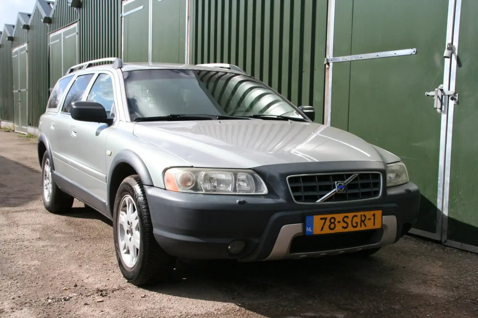 Volvo XC70 2.5 T AUTOMAAT, LEDER, PANORAMADAK, TREKHAAK, Gris - 2