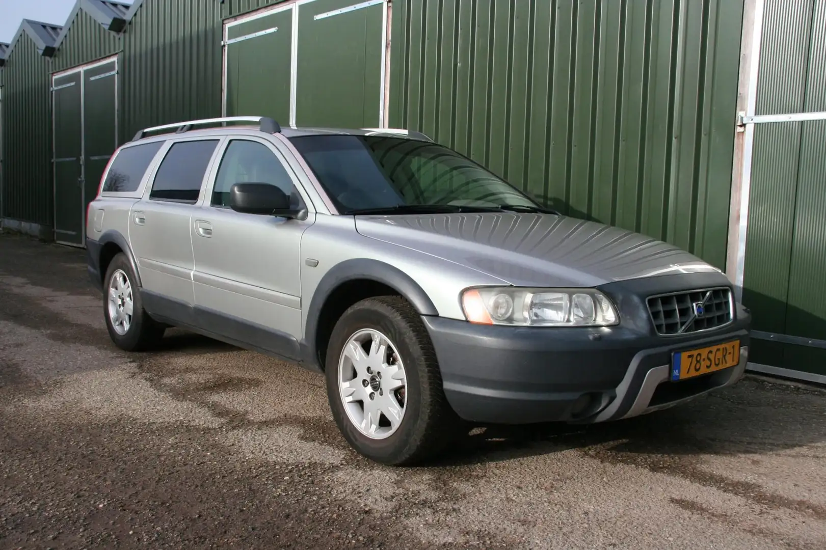 Volvo XC70 2.5 T AUTOMAAT, LEDER, PANORAMADAK, TREKHAAK, Grau - 2