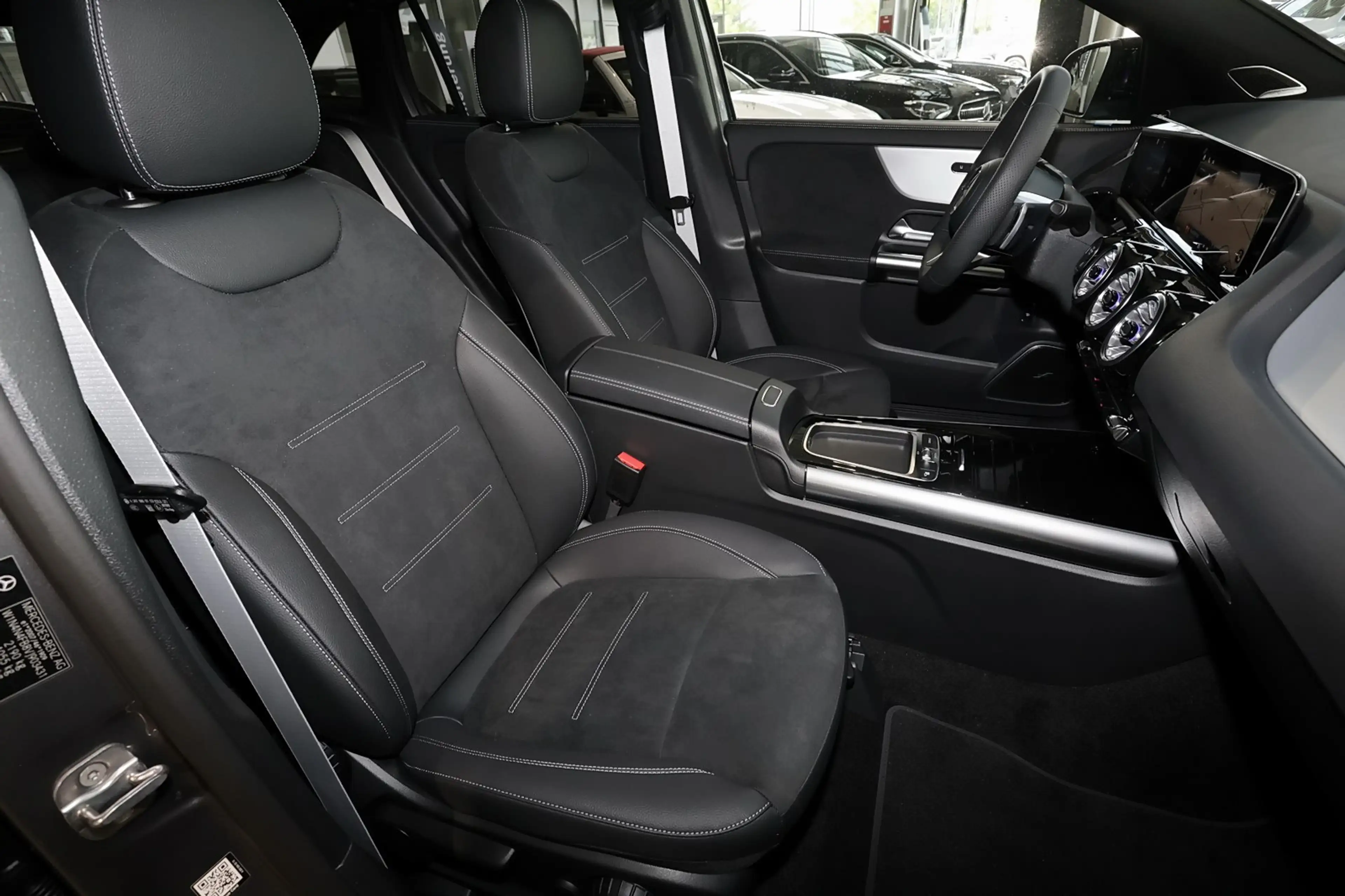 Mercedes-Benz GLA 220 4M AMG MBUX+RüKam+M-LED+Pano+AHK+Night — photo 4