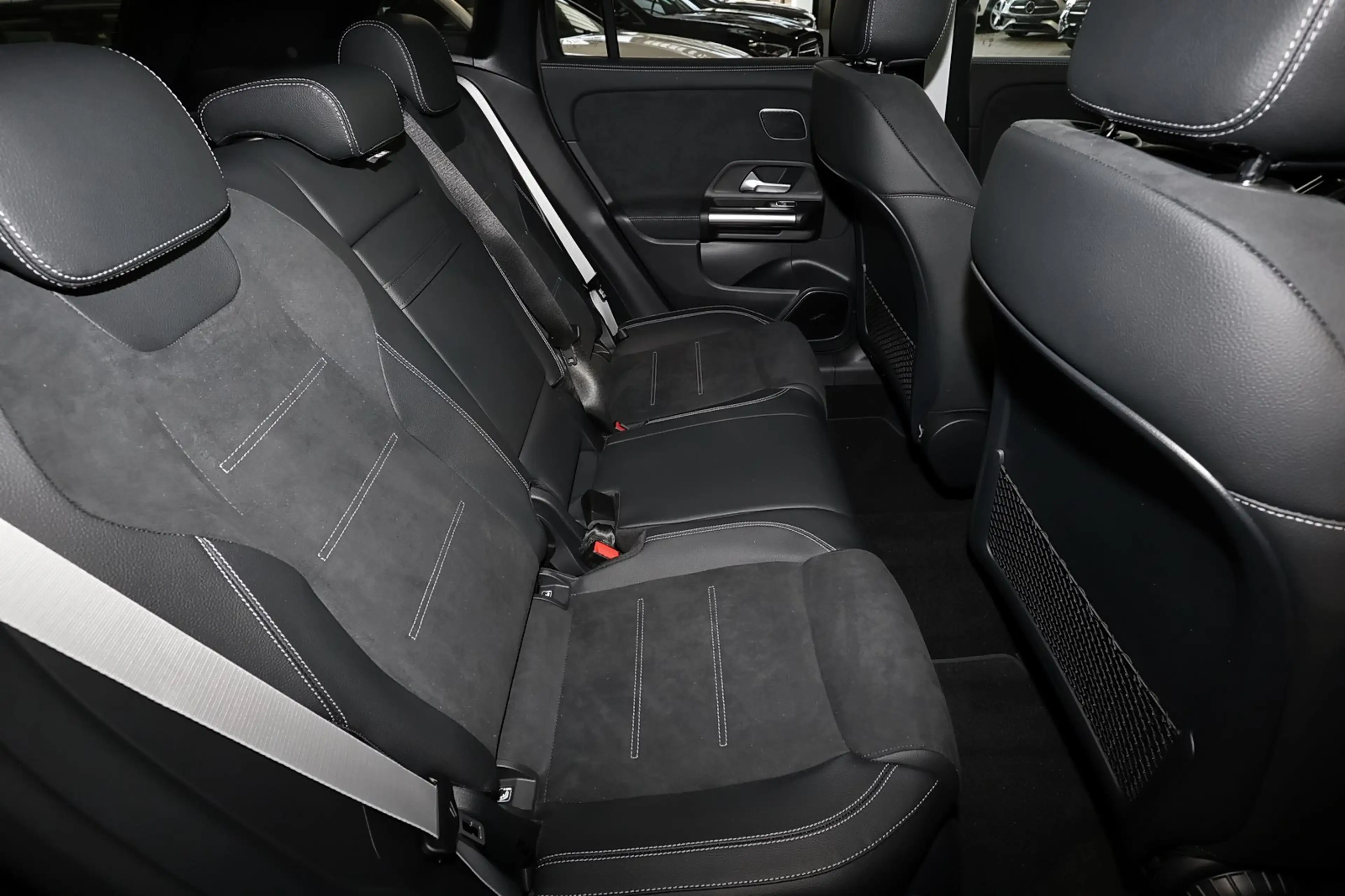 Mercedes-Benz GLA 220 4M AMG MBUX+RüKam+M-LED+Pano+AHK+Night — photo 6