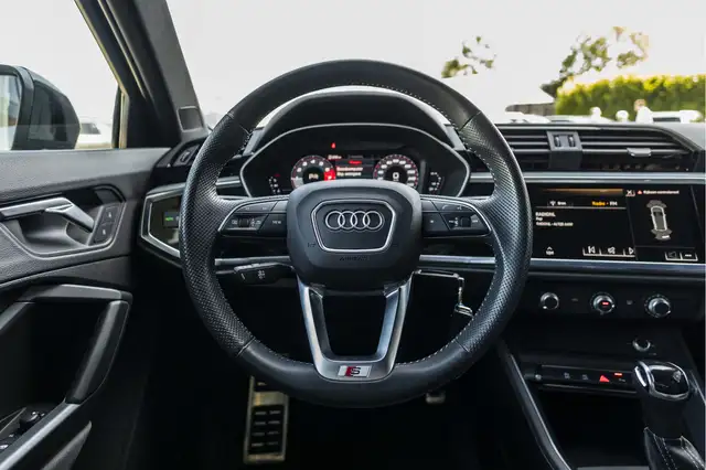 Audi Q3 view 6