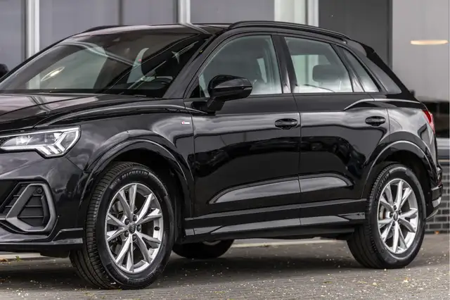 Audi Q3 view 13