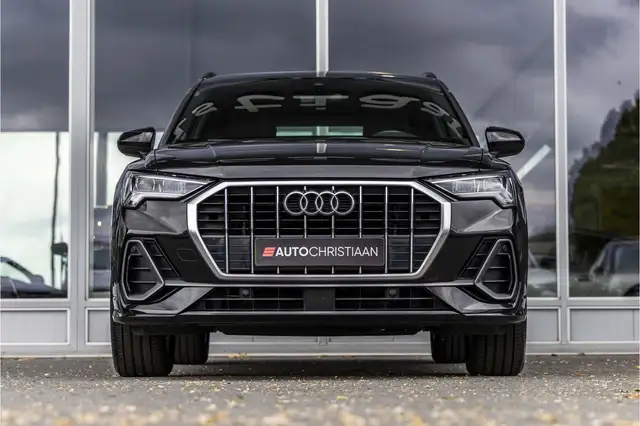 Audi Q3 view 3