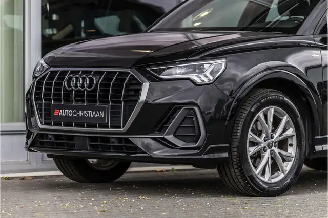 Audi Q3 view 14