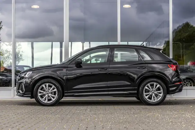Audi Q3 view 4