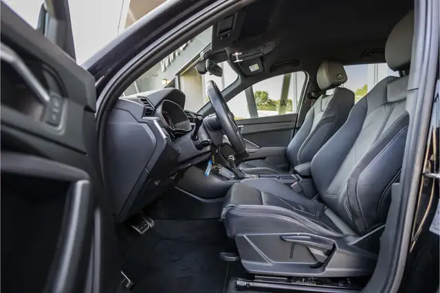 Audi Q3 view 8