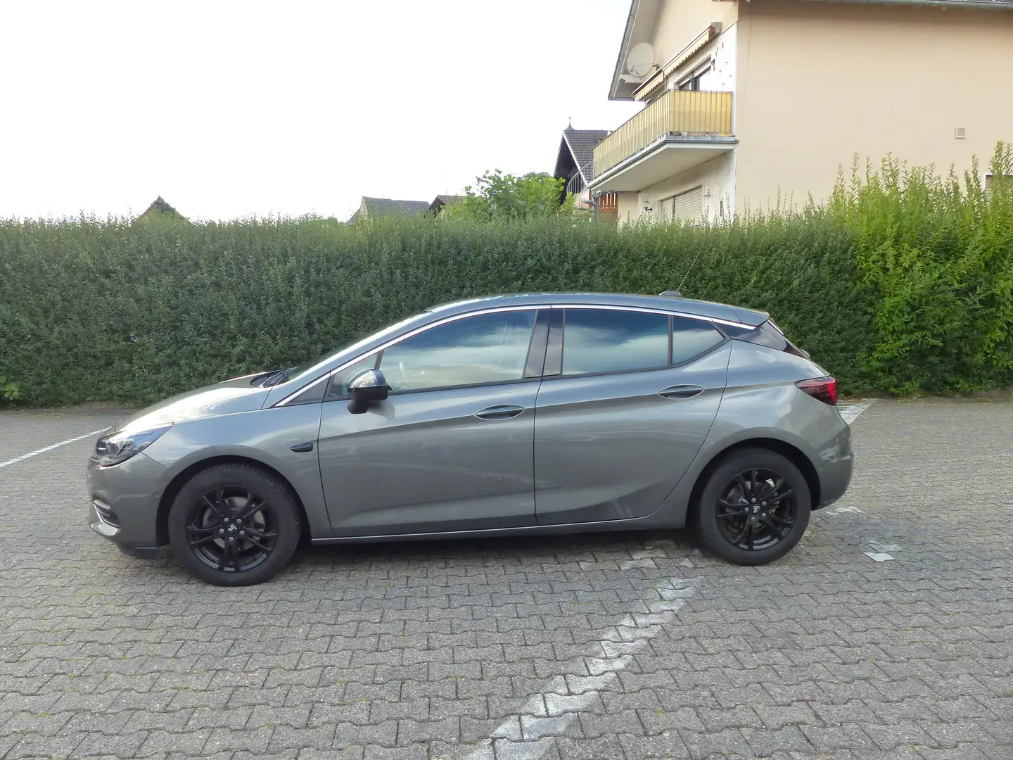 Opel Astra Elegance 1.2 Turbo Grau - 2