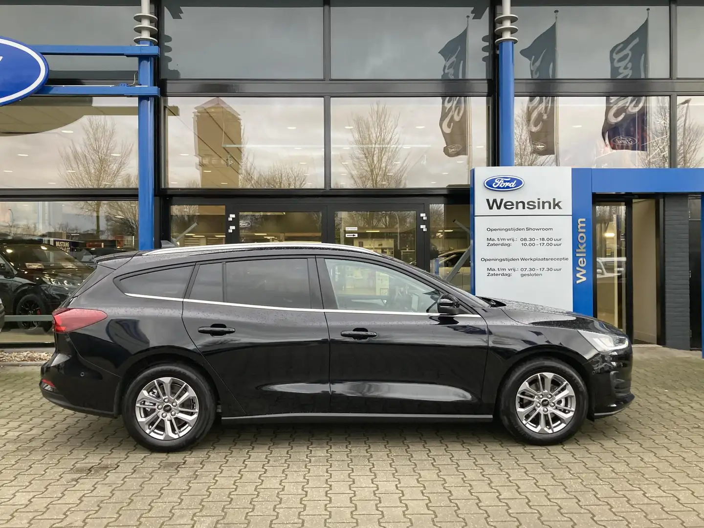 Ford Focus Wagon 1.0 EcoBoost Hybrid Titanium | Winter Pack | Zwart - 2