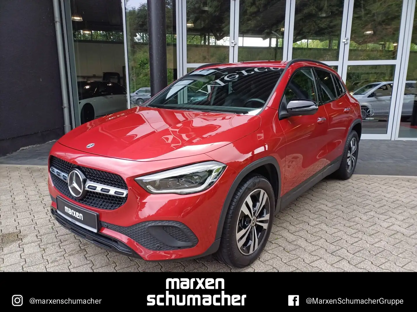 Mercedes-Benz GLA 220 GLA 220 d 4M Night+AHK+Kamera+Multibeam+AdvSound Rot - 1