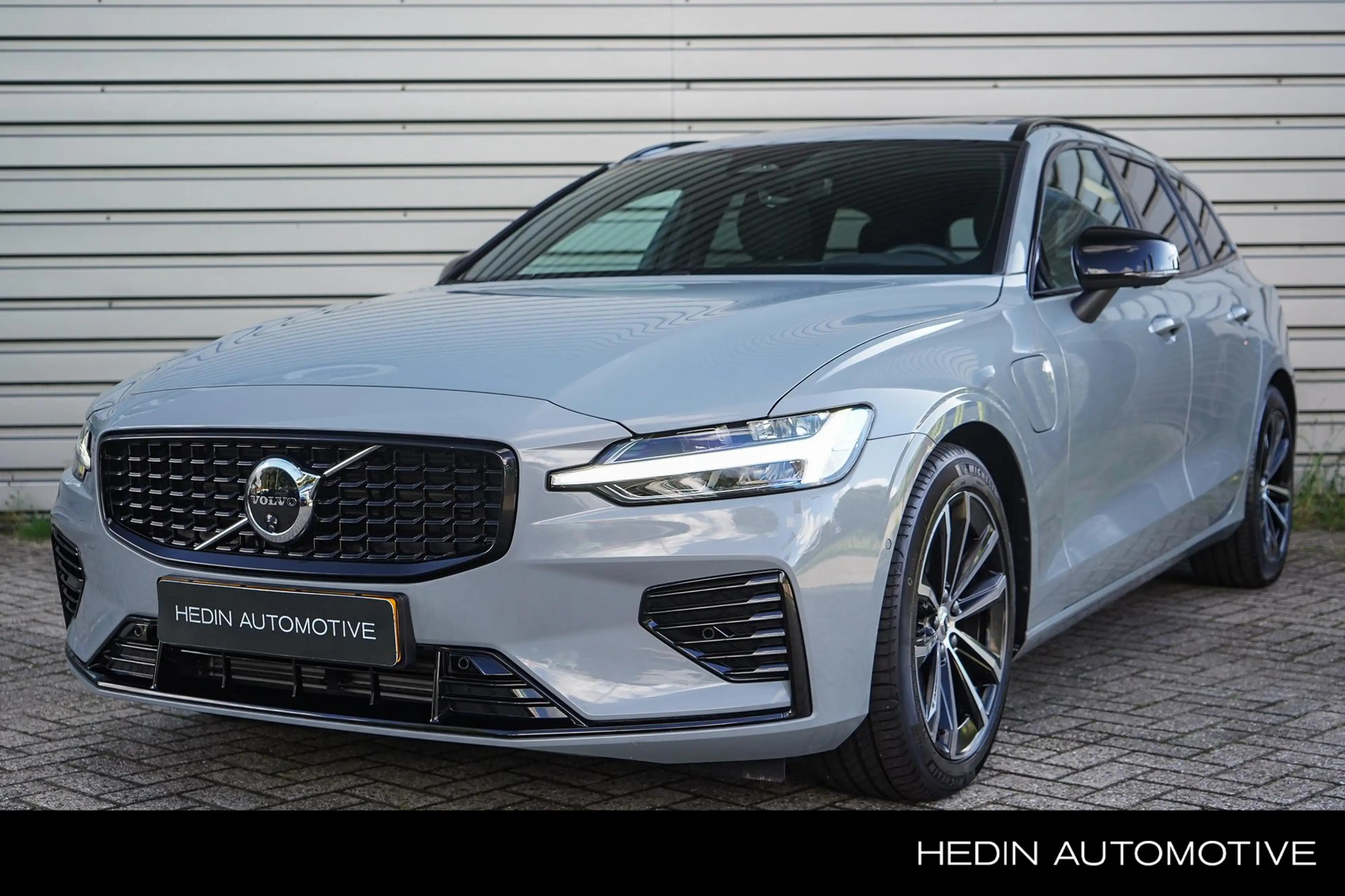 Volvo V60 2.0 T8 Plug-in hybrid AWD Ultra Dark | Google on B